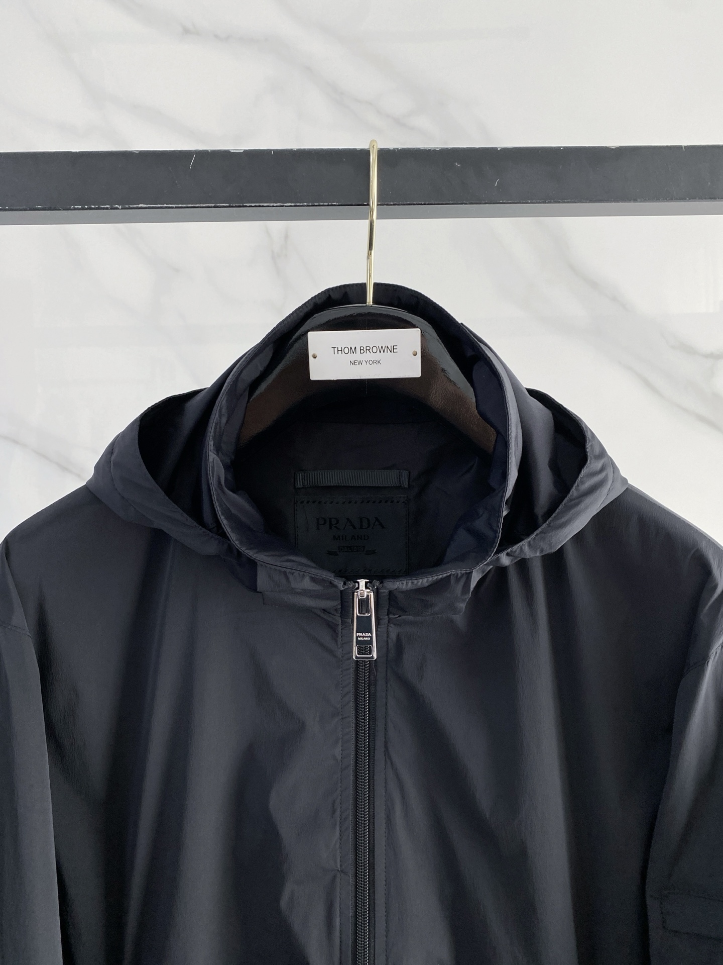 Prada 普拉达 2026ss春季新款连帽夹克外套全高端版本！高定专柜面料辅料，透气舒适度高，细节无可