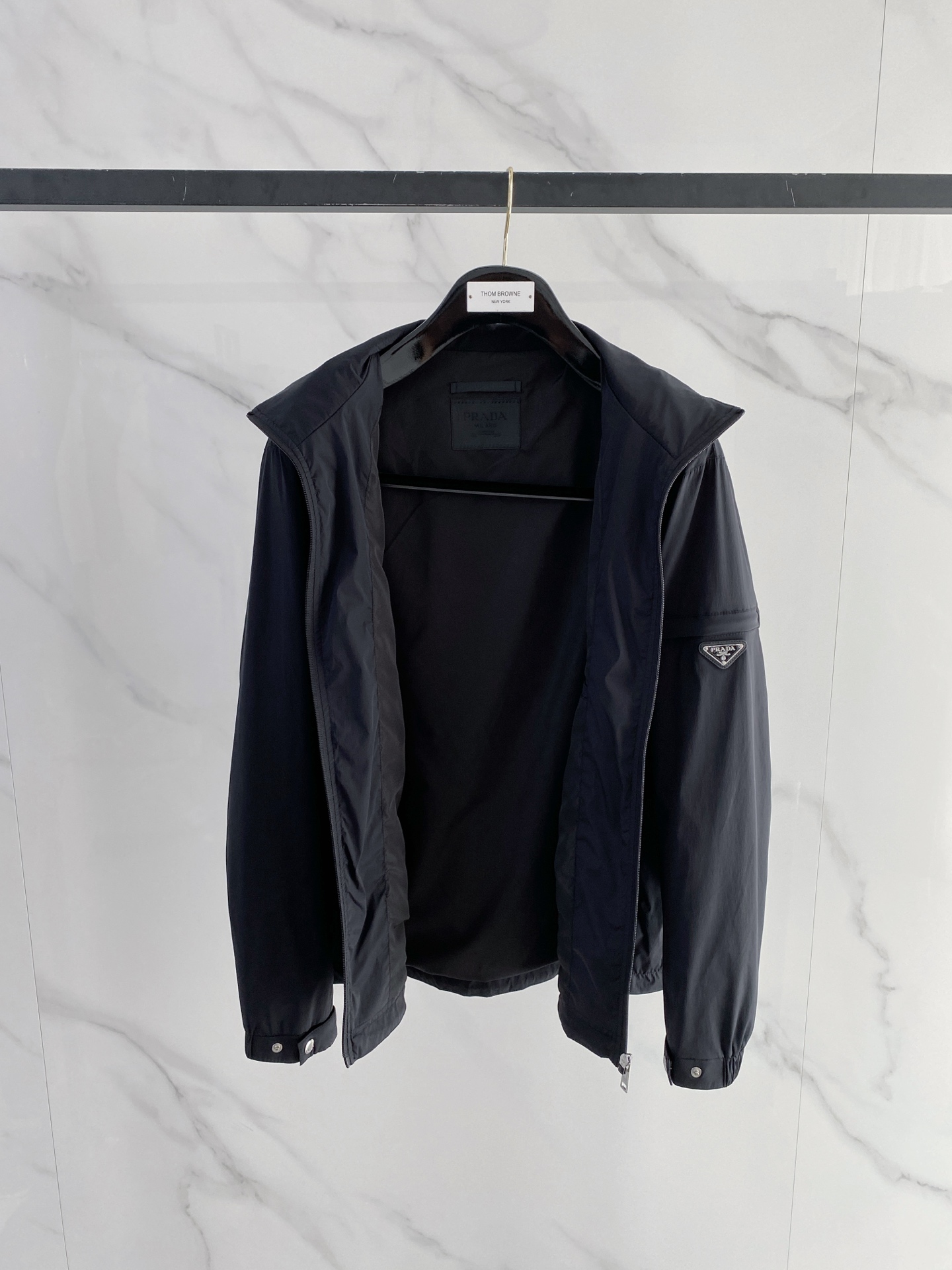 Prada 普拉达 2026ss春季新款连帽夹克外套全高端版本！高定专柜面料辅料，透气舒适度高，细节无可