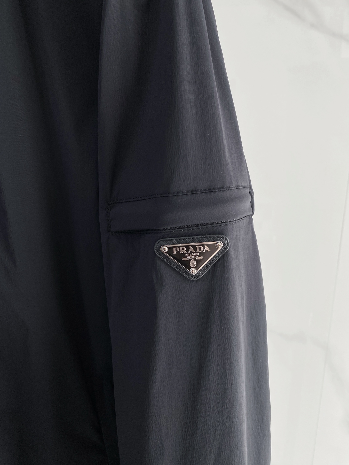 Prada 普拉达 2026ss春季新款连帽夹克外套全高端版本！高定专柜面料辅料，透气舒适度高，细节无可