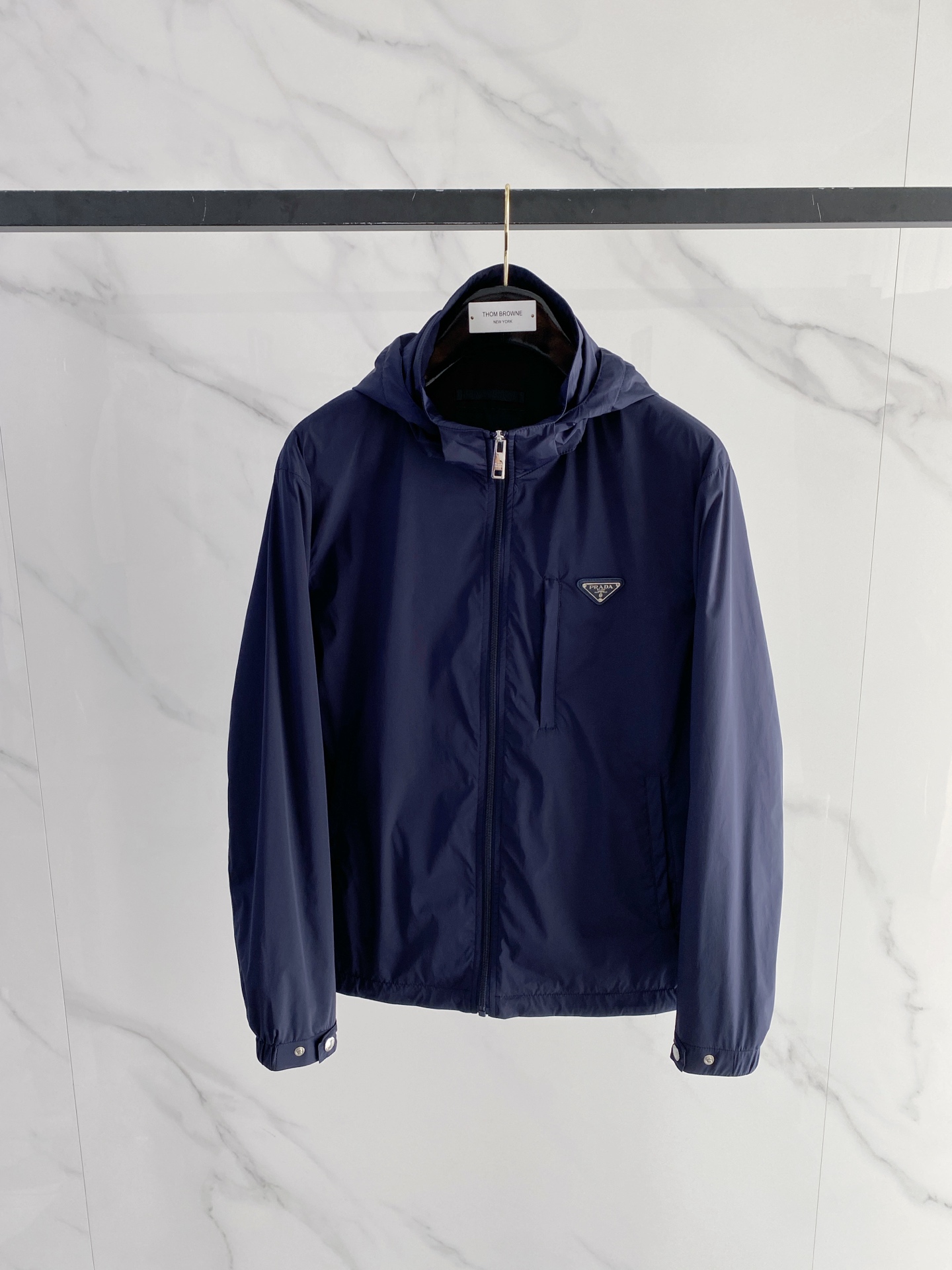 Prada 普拉达 2026ss春季新款连帽夹克外套全高端版本！高定专柜面料辅料，透气舒适度高，细节无可