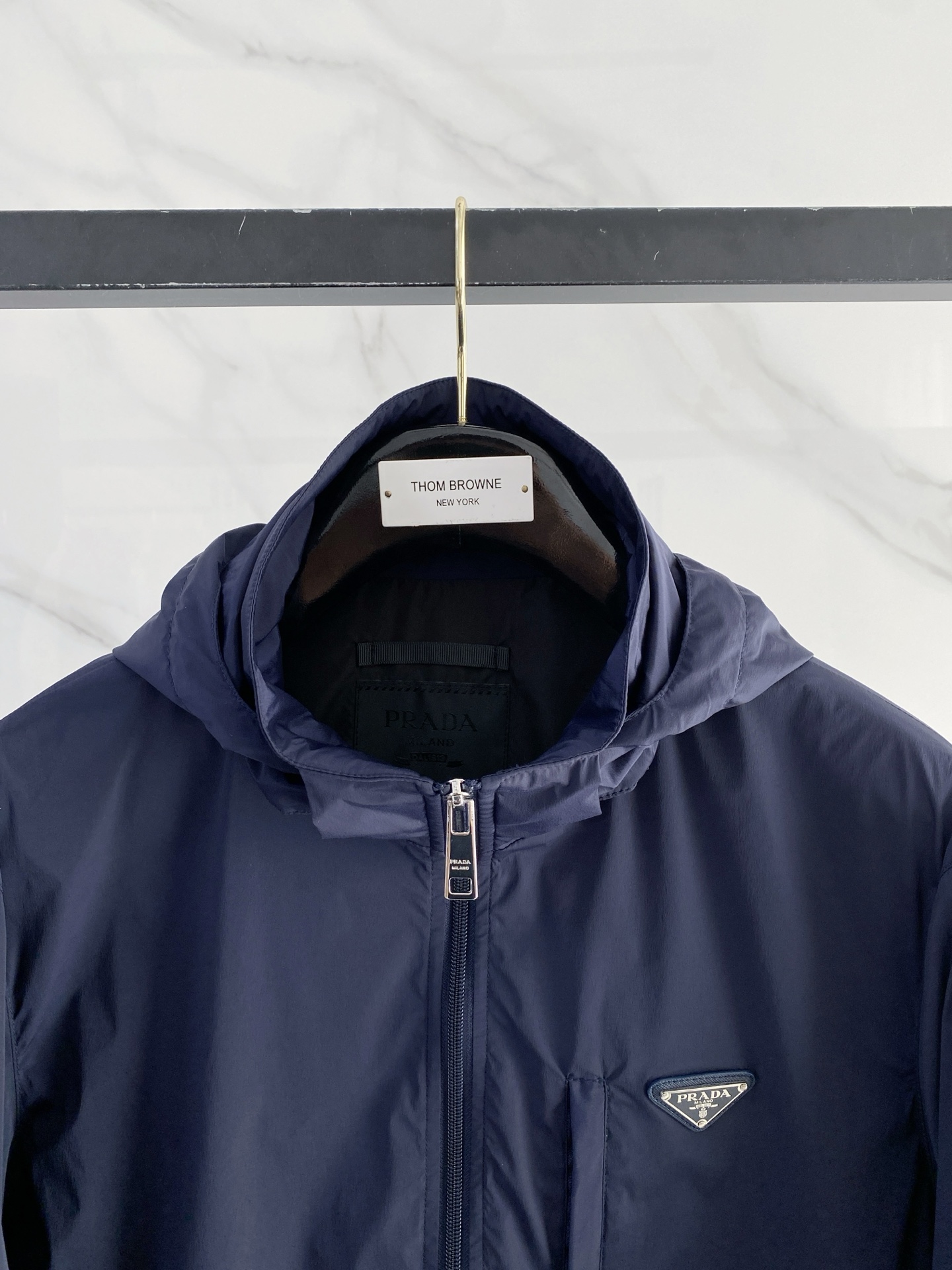 Prada 普拉达 2026ss春季新款连帽夹克外套全高端版本！高定专柜面料辅料，透气舒适度高，细节无可