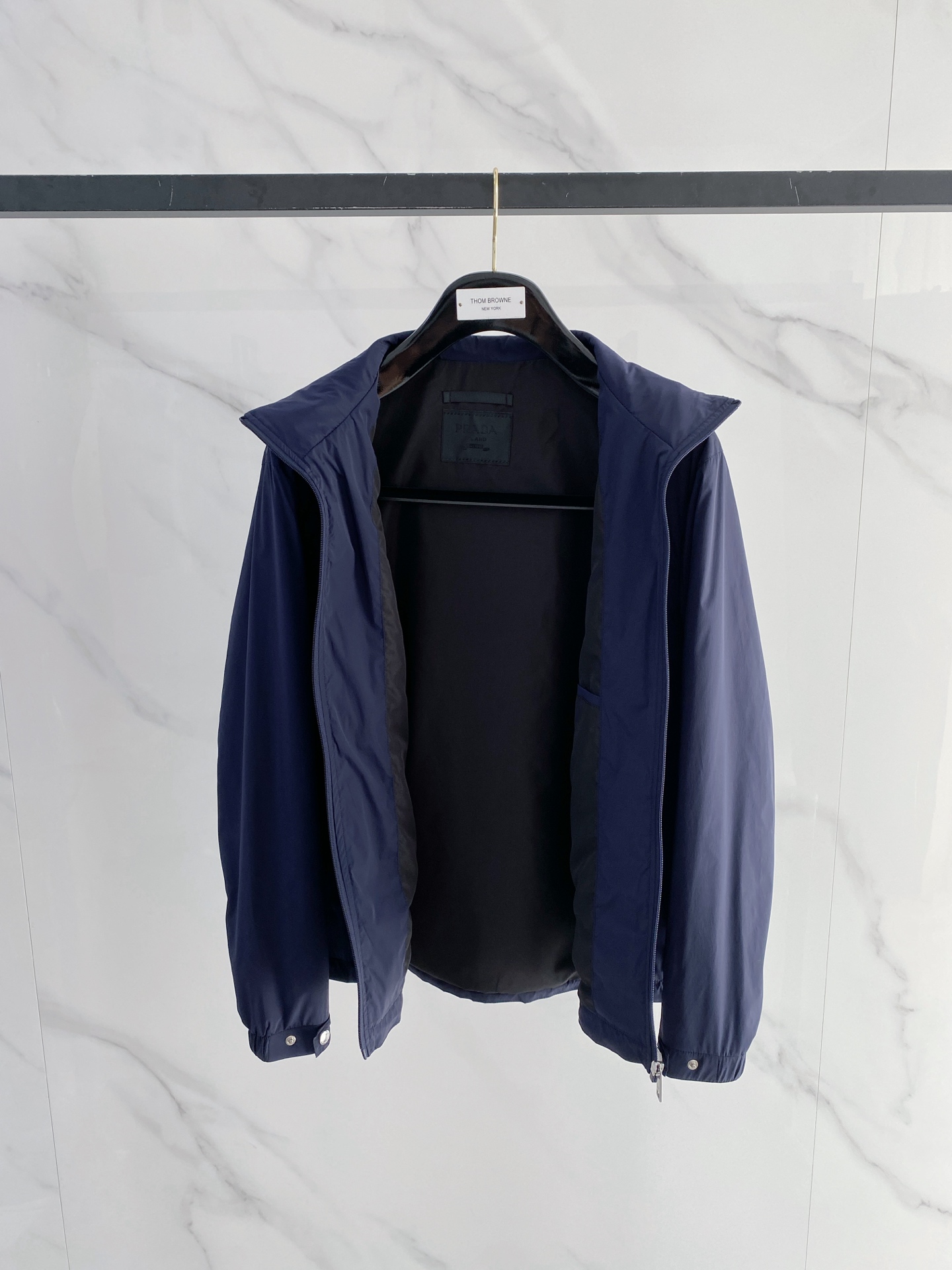 Prada 普拉达 2026ss春季新款连帽夹克外套全高端版本！高定专柜面料辅料，透气舒适度高，细节无可