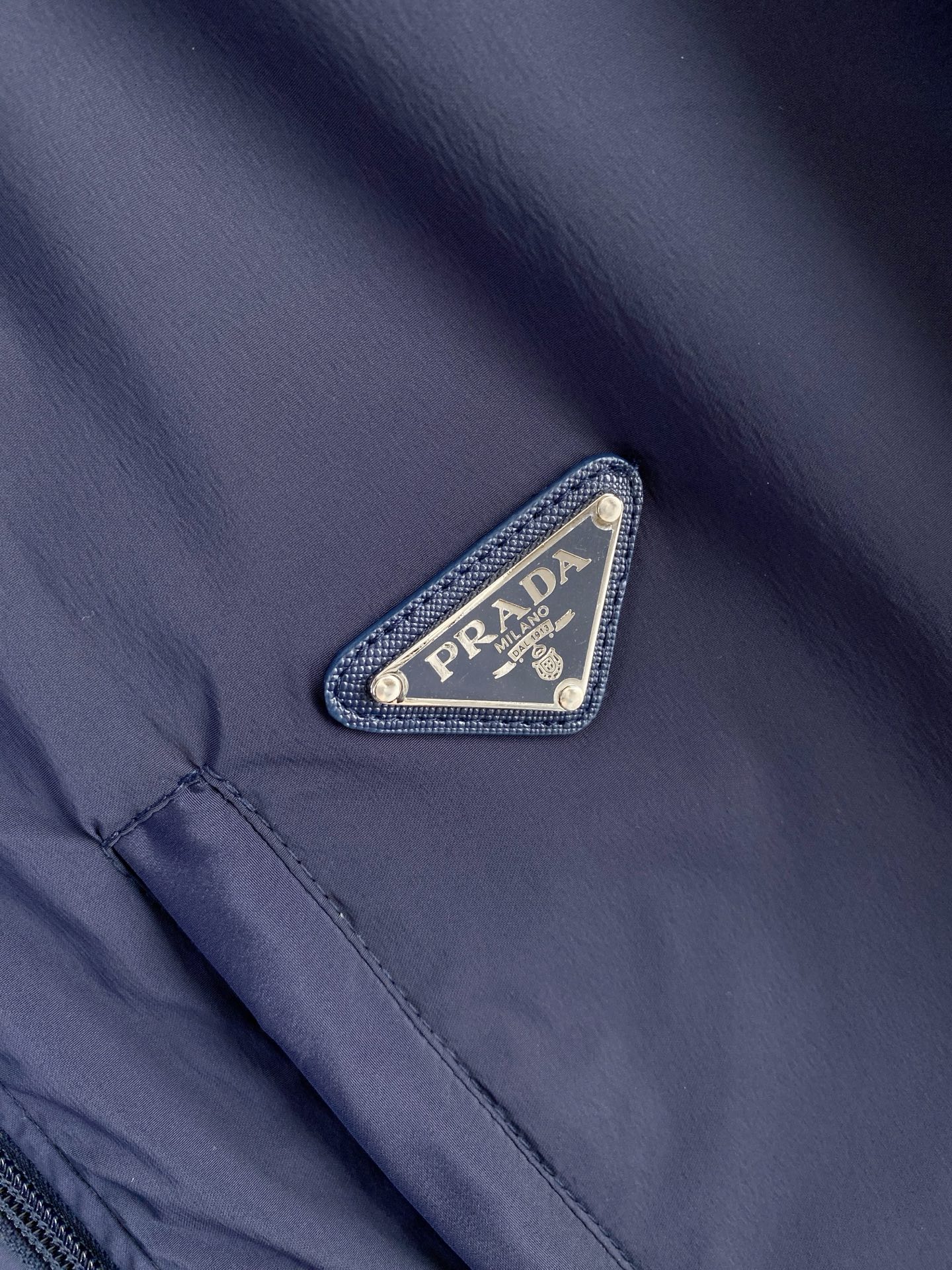 Prada 普拉达 2026ss春季新款连帽夹克外套全高端版本！高定专柜面料辅料，透气舒适度高，细节无可