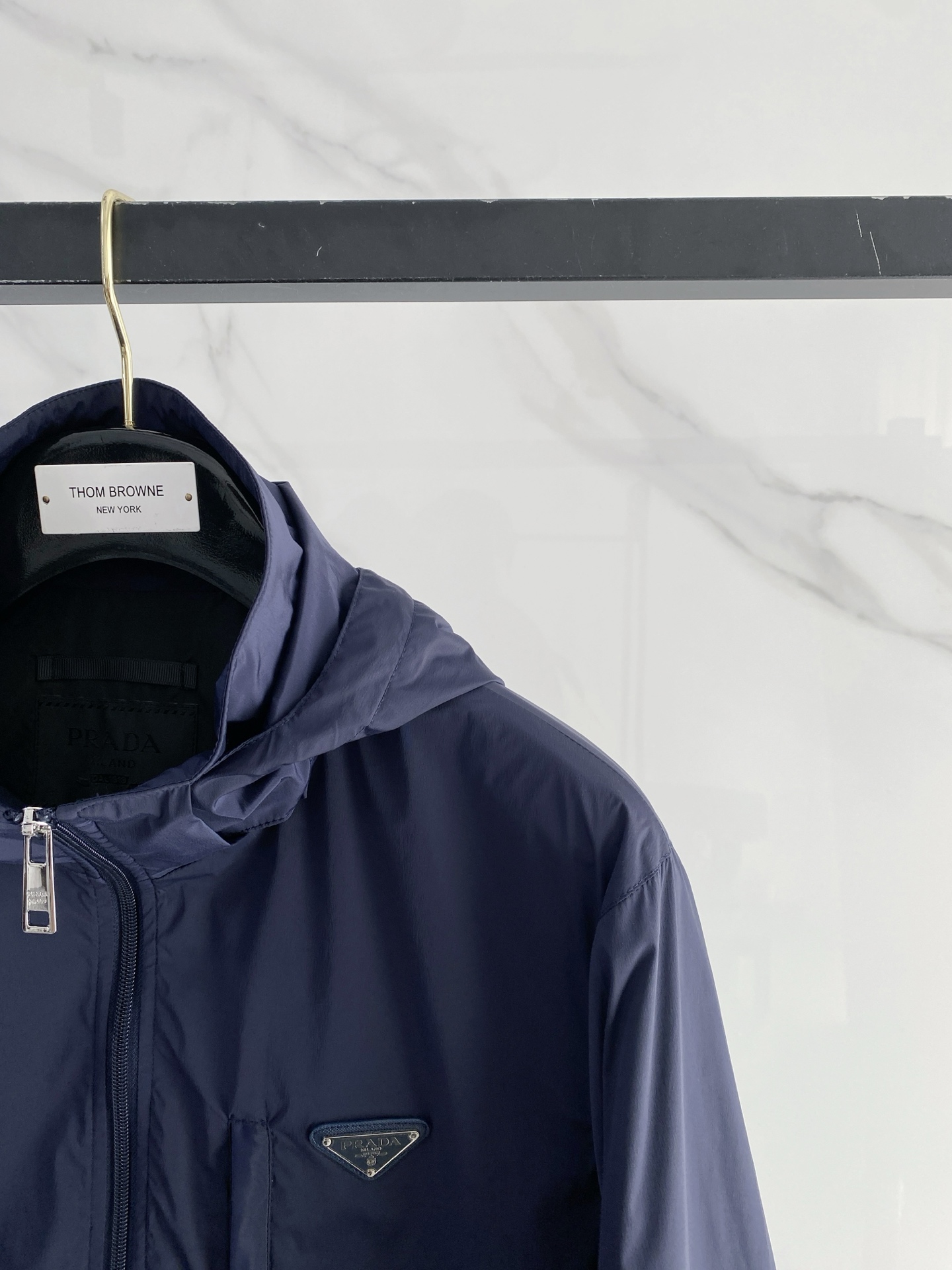 Prada 普拉达 2026ss春季新款连帽夹克外套全高端版本！高定专柜面料辅料，透气舒适度高，细节无可