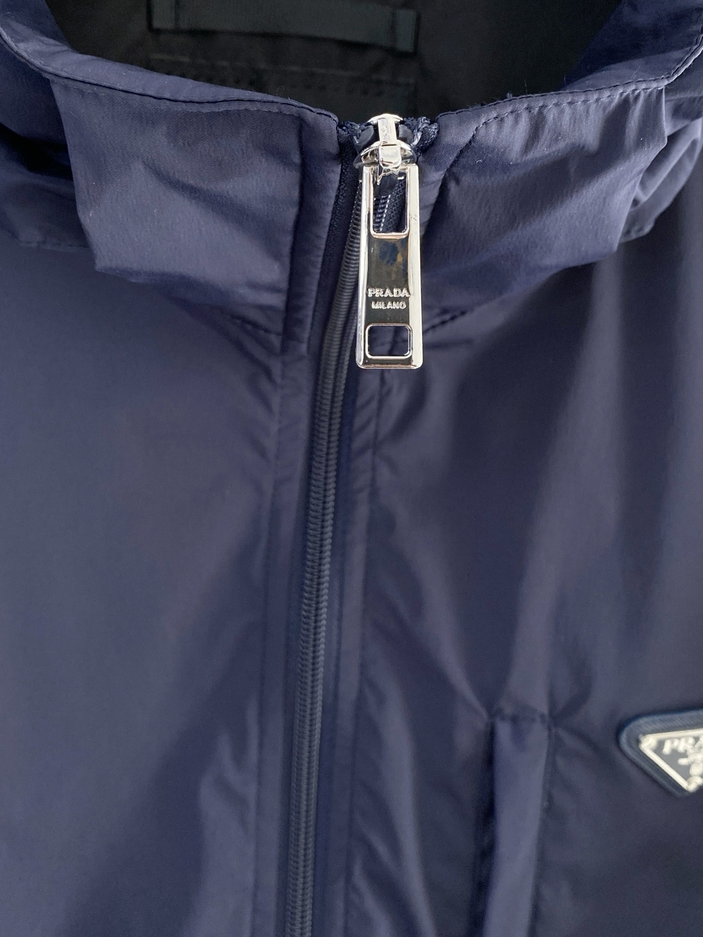 Prada 普拉达 2026ss春季新款连帽夹克外套全高端版本！高定专柜面料辅料，透气舒适度高，细节无可