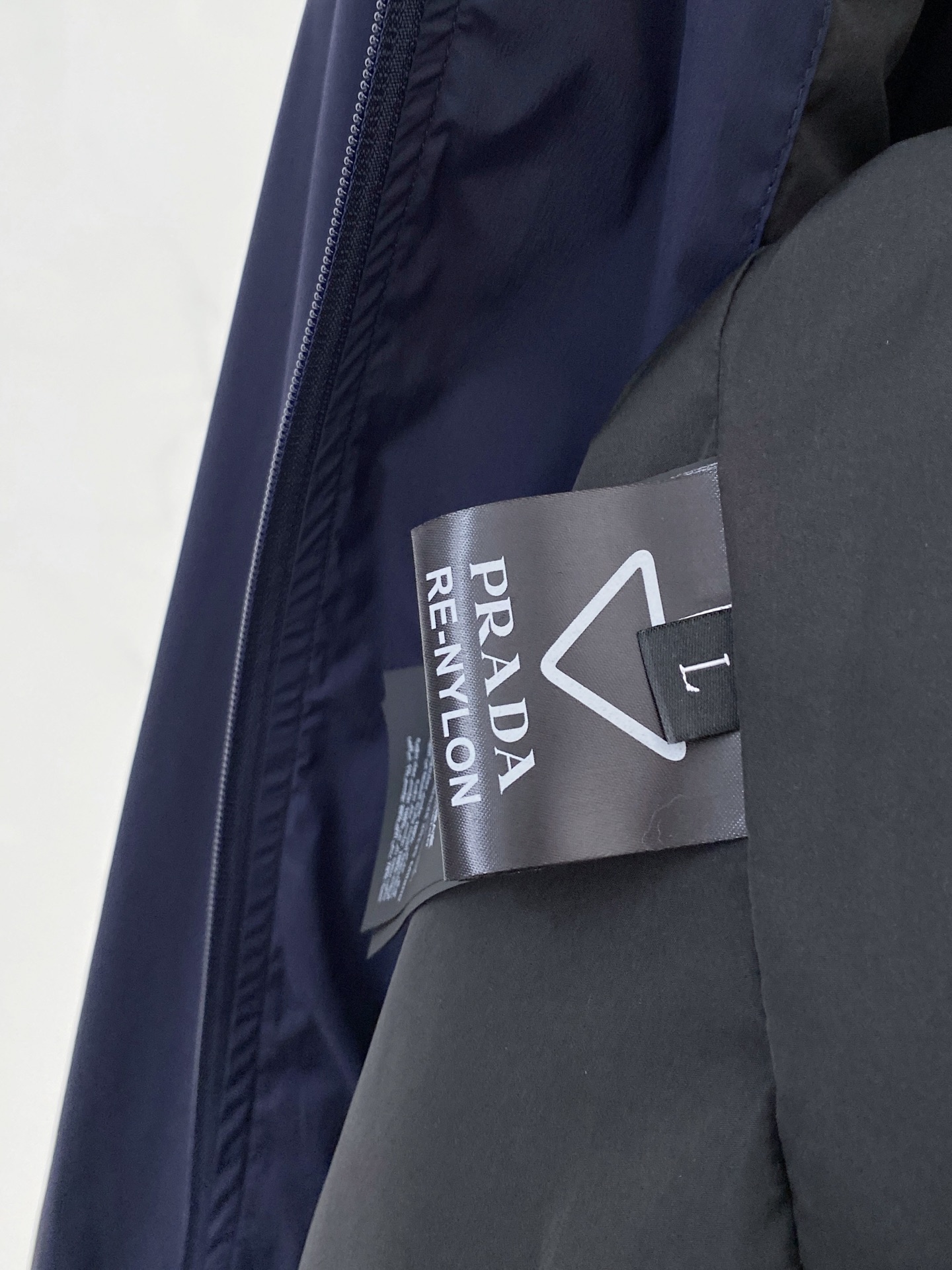 Prada 普拉达 2026ss春季新款连帽夹克外套全高端版本！高定专柜面料辅料，透气舒适度高，细节无可