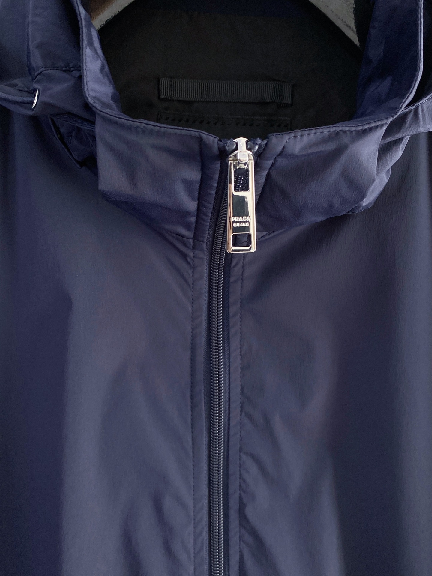 Prada 普拉达 2026ss春季新款连帽夹克外套全高端版本！高定专柜面料辅料，透气舒适度高，细节无可