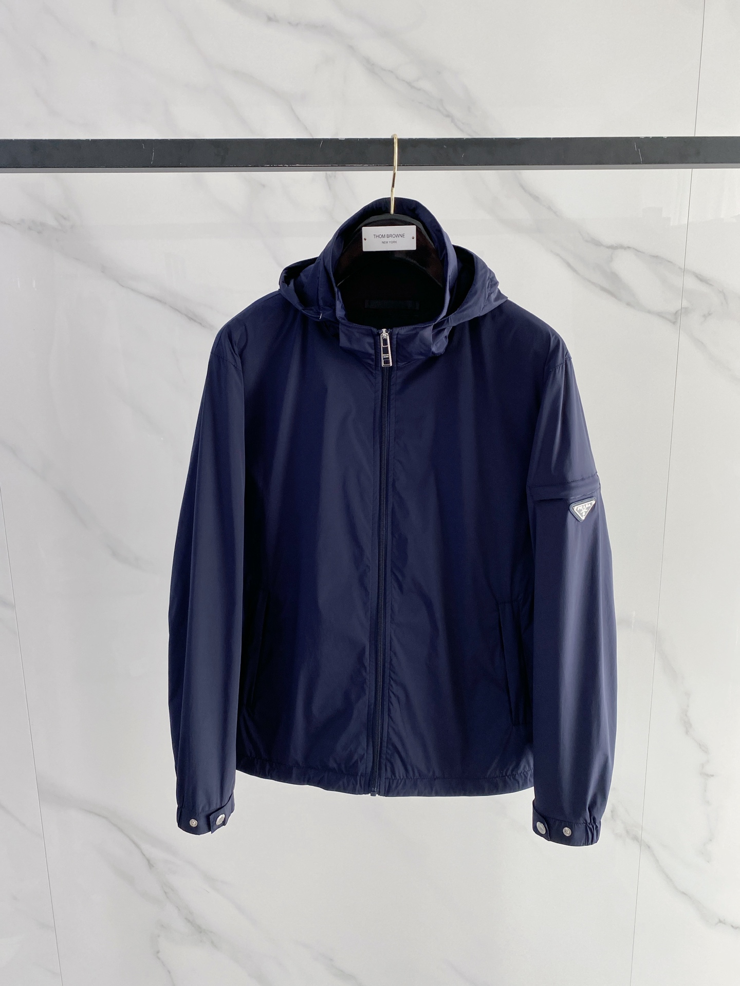 Prada 普拉达 2026ss春季新款连帽夹克外套全高端版本！高定专柜面料辅料，透气舒适度高，细节无可