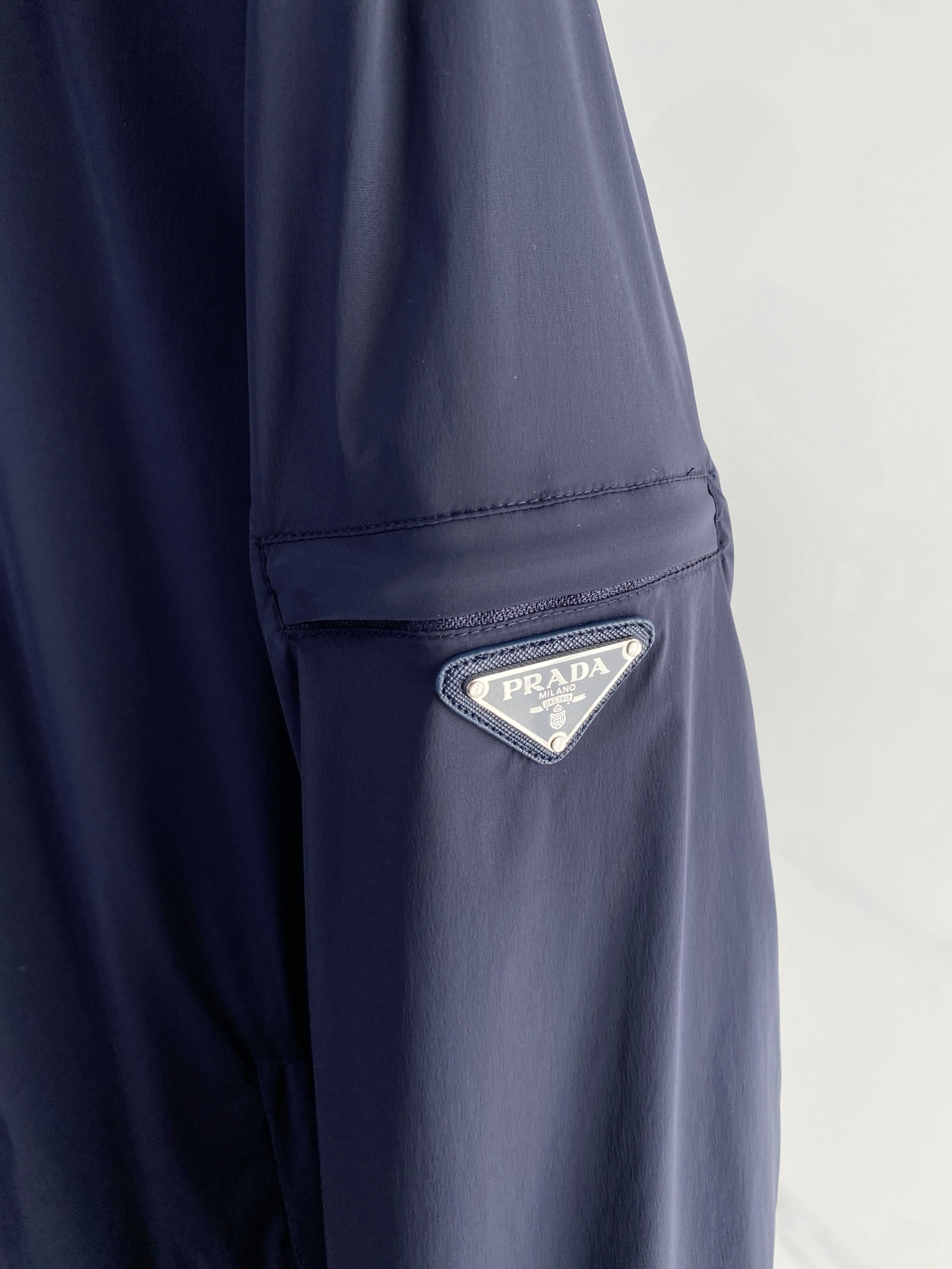 Prada 普拉达 2026ss春季新款连帽夹克外套全高端版本！高定专柜面料辅料，透气舒适度高，细节无可