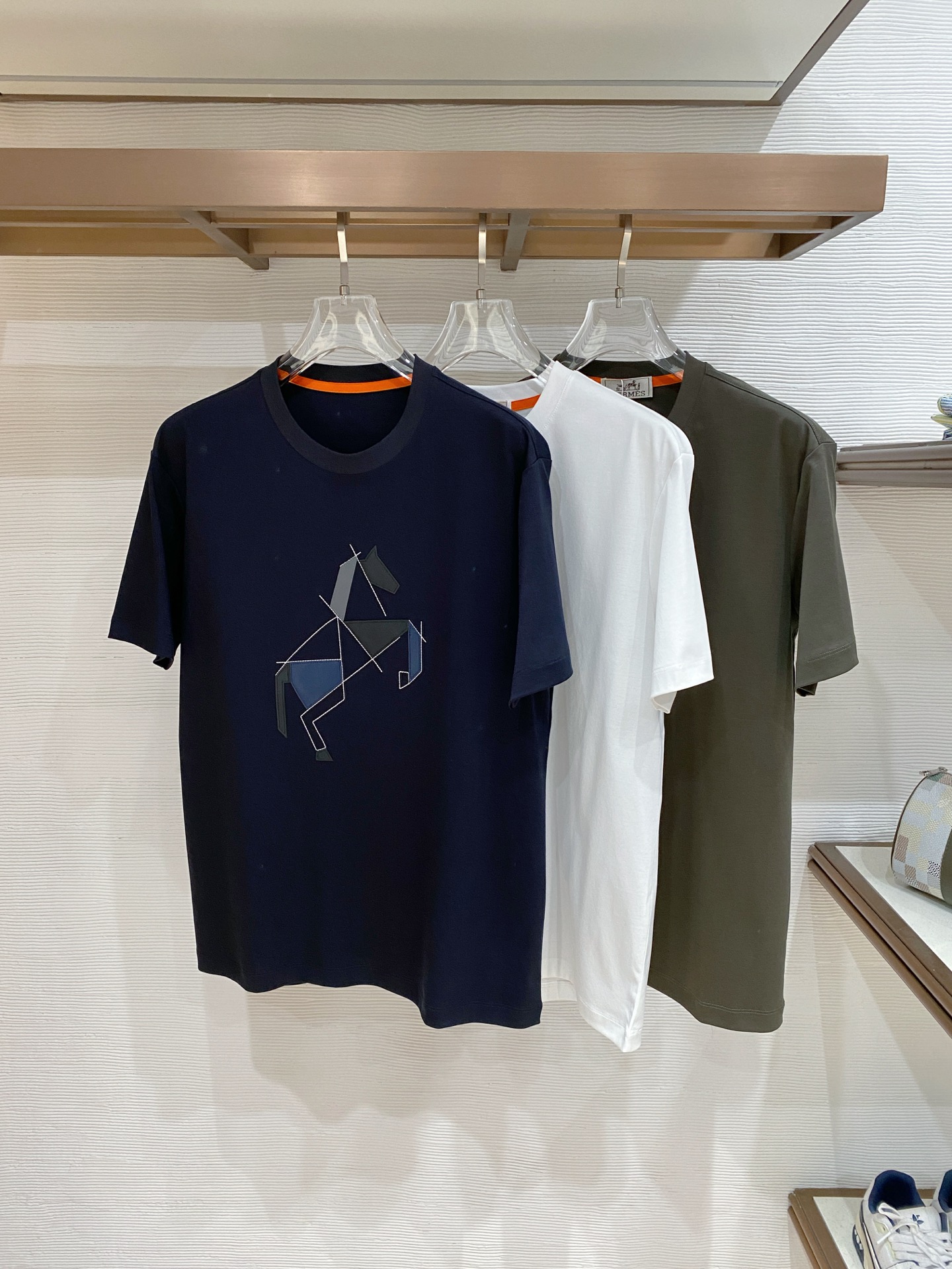 爱马家26春夏同款大马绣花丝光棉T恤颜色：白色 蓝色 绿色码数：M-3XL型号