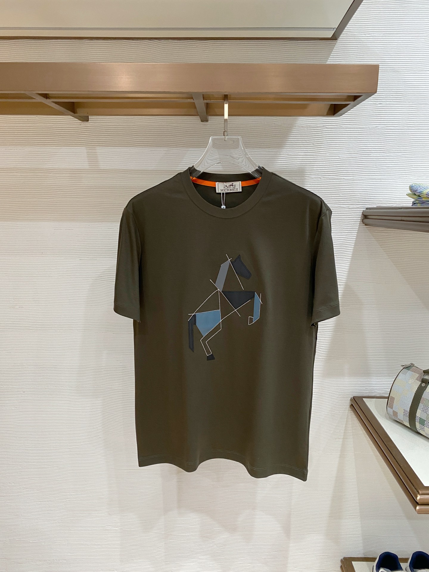 爱马家26春夏同款大马绣花丝光棉T恤颜色：白色 蓝色 绿色码数：M-3XL型号