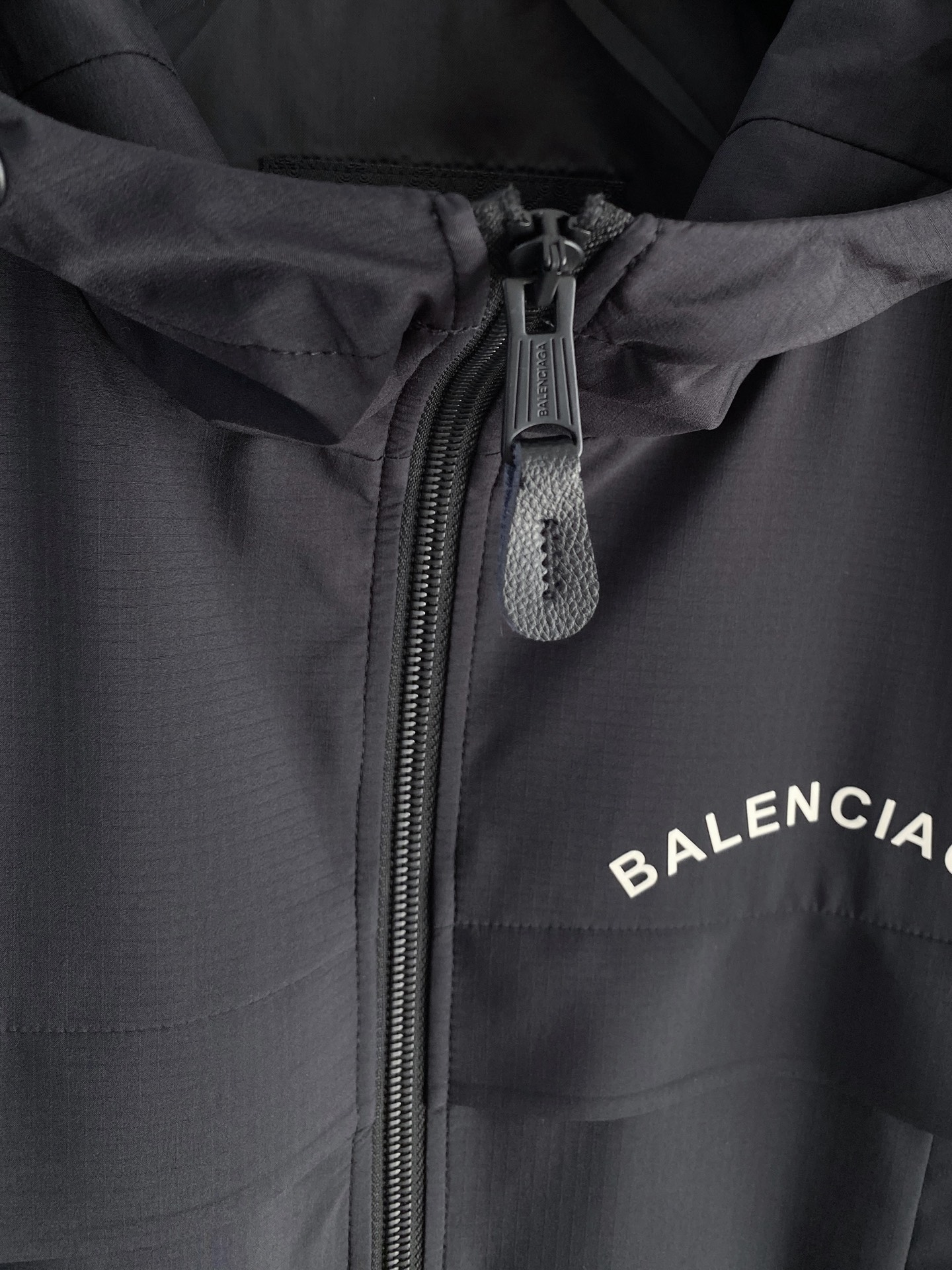 Balenciaga 巴黎世家 2026ss春季新款连帽夹克外套全高端版本！高定专柜面料辅料，透气舒适度