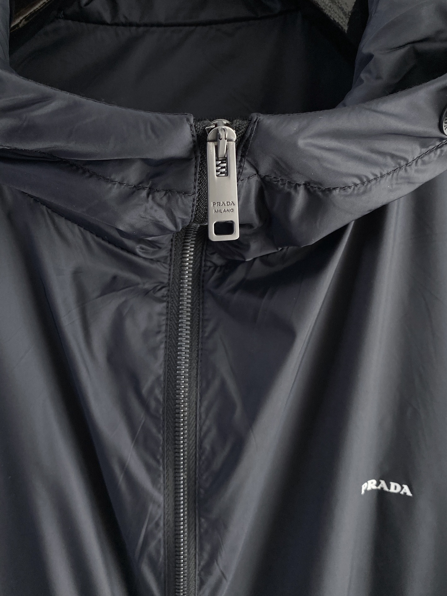 Prada 普拉达 2026ss春季新款连帽夹克外套全高端版本！高定专柜面料辅料，透气舒适度高，细节无可
