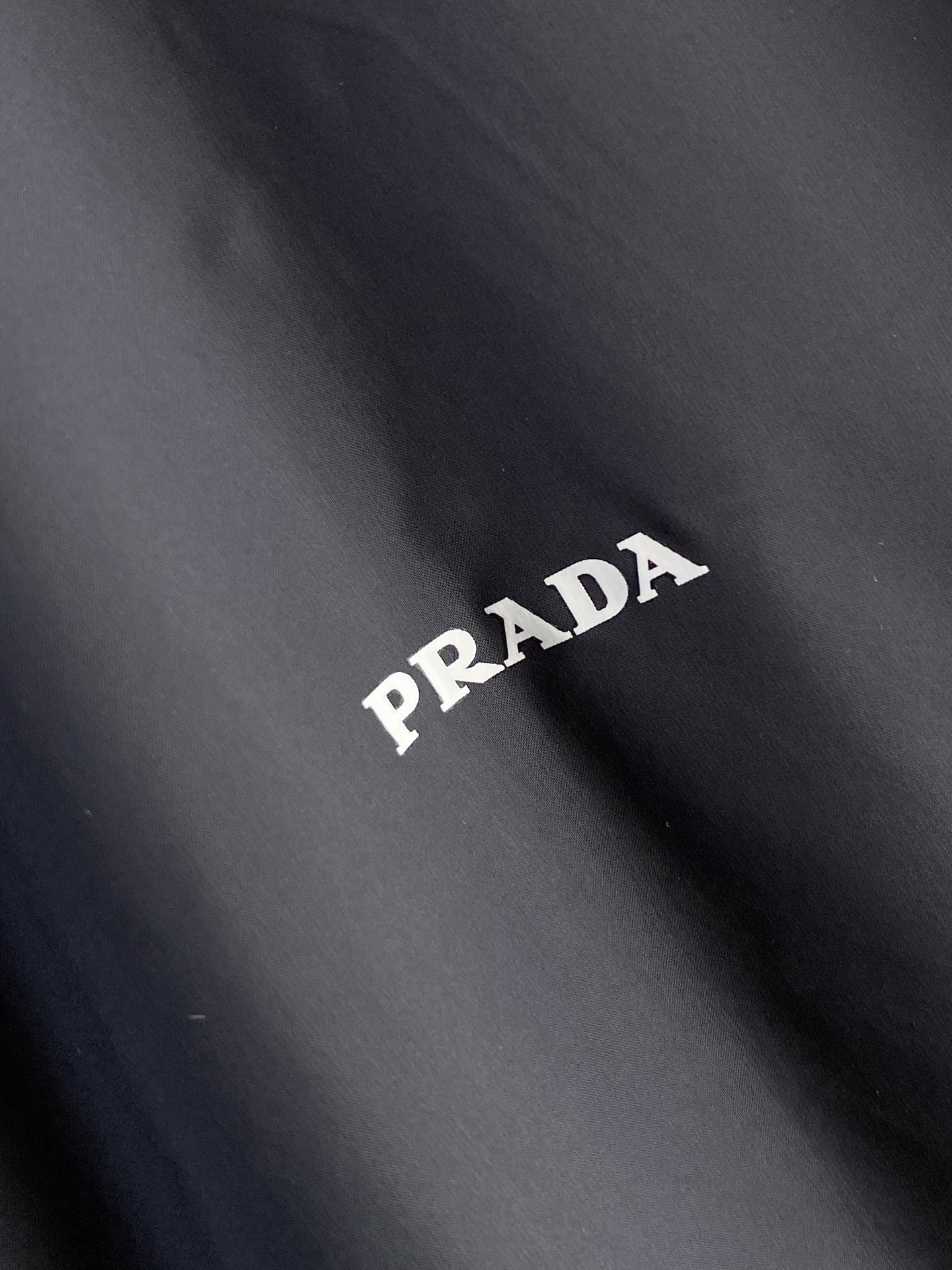 Prada 普拉达 2026ss春季新款连帽夹克外套全高端版本！高定专柜面料辅料，透气舒适度高，细节无可