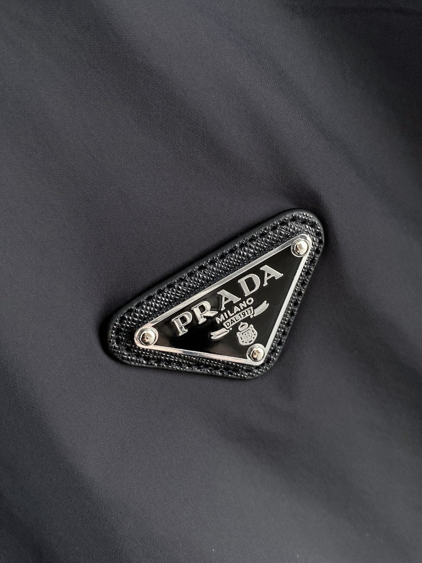 Prada 普拉达 2026ss春季新款连帽夹克外套全高端版本！高定专柜面料辅料，透气舒适度高，细节无可