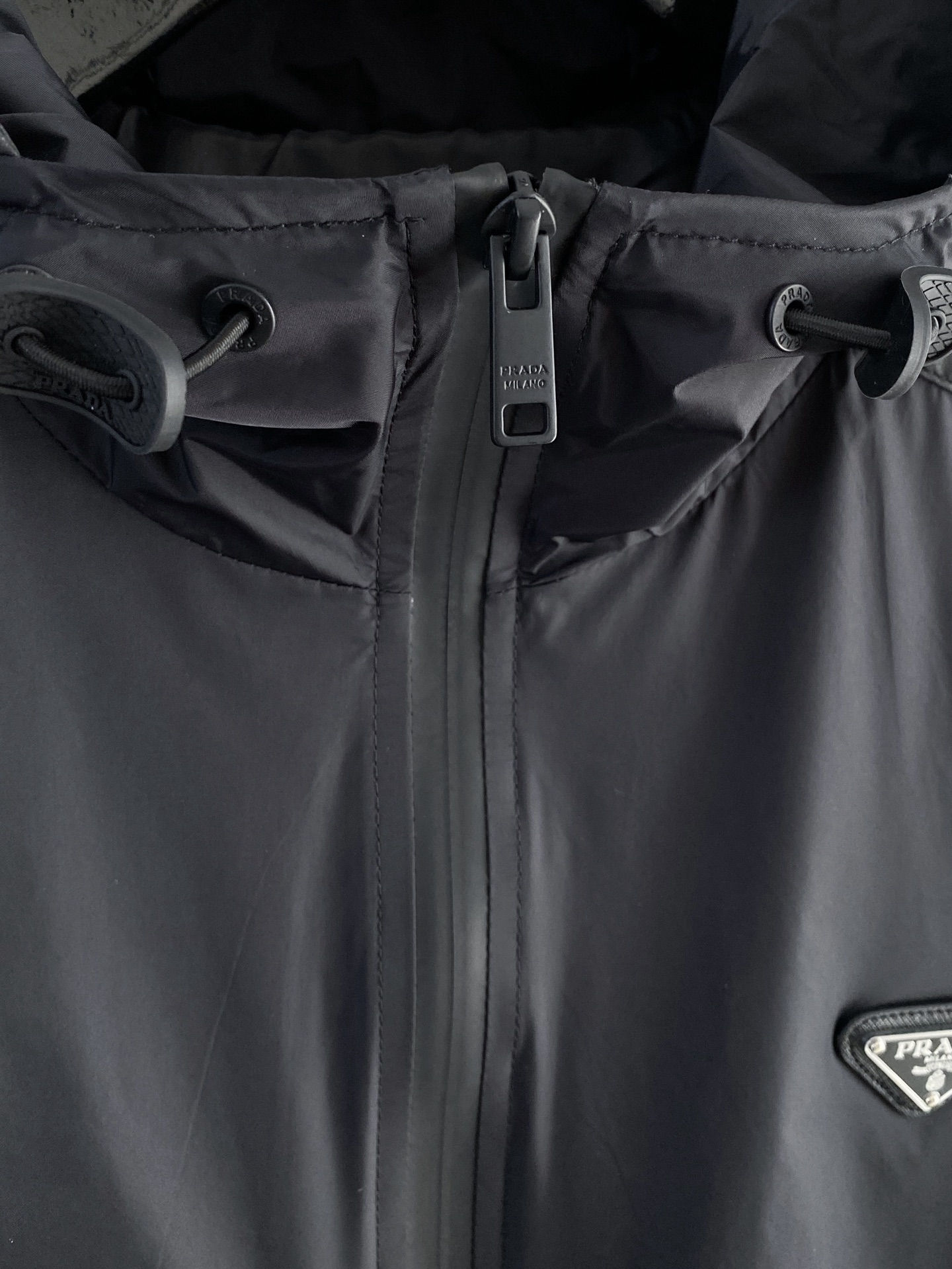 Prada 普拉达 2026ss春季新款连帽夹克外套全高端版本！高定专柜面料辅料，透气舒适度高，细节无可