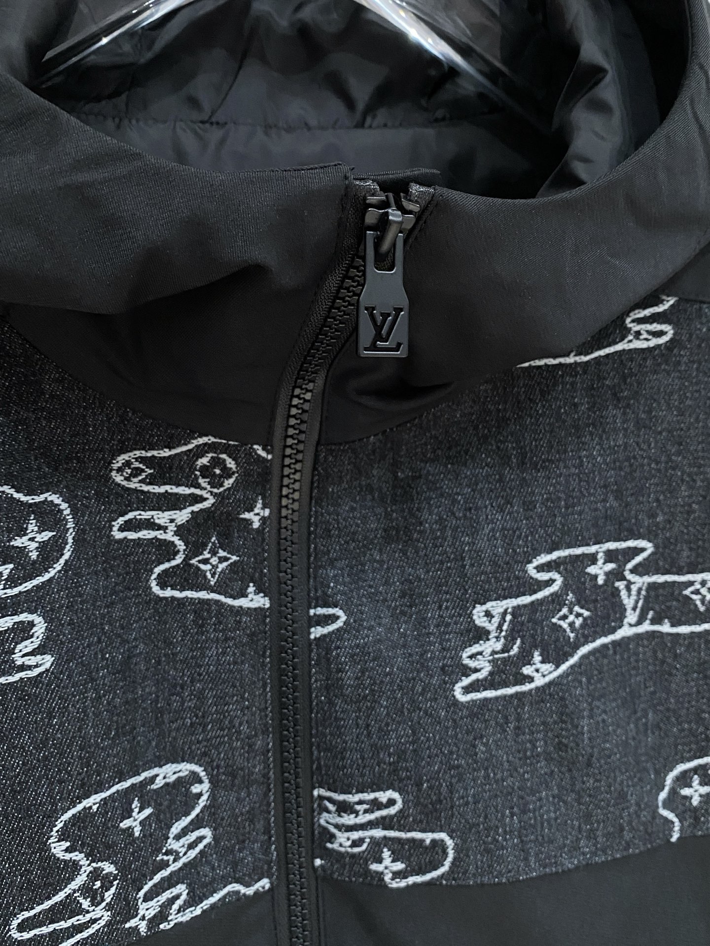 LV 2026ss春季新款夹克外套全高端版本！高定专柜面料辅料，透气舒适度高，细节无可挑剔，做工考究工艺