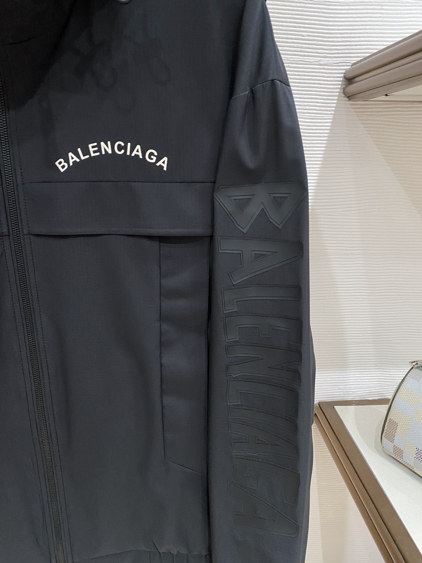 Balenciaga 巴黎世家 2026ss春季新款连帽夹克外套全高端版本！高定专柜面料辅料，透气舒适度