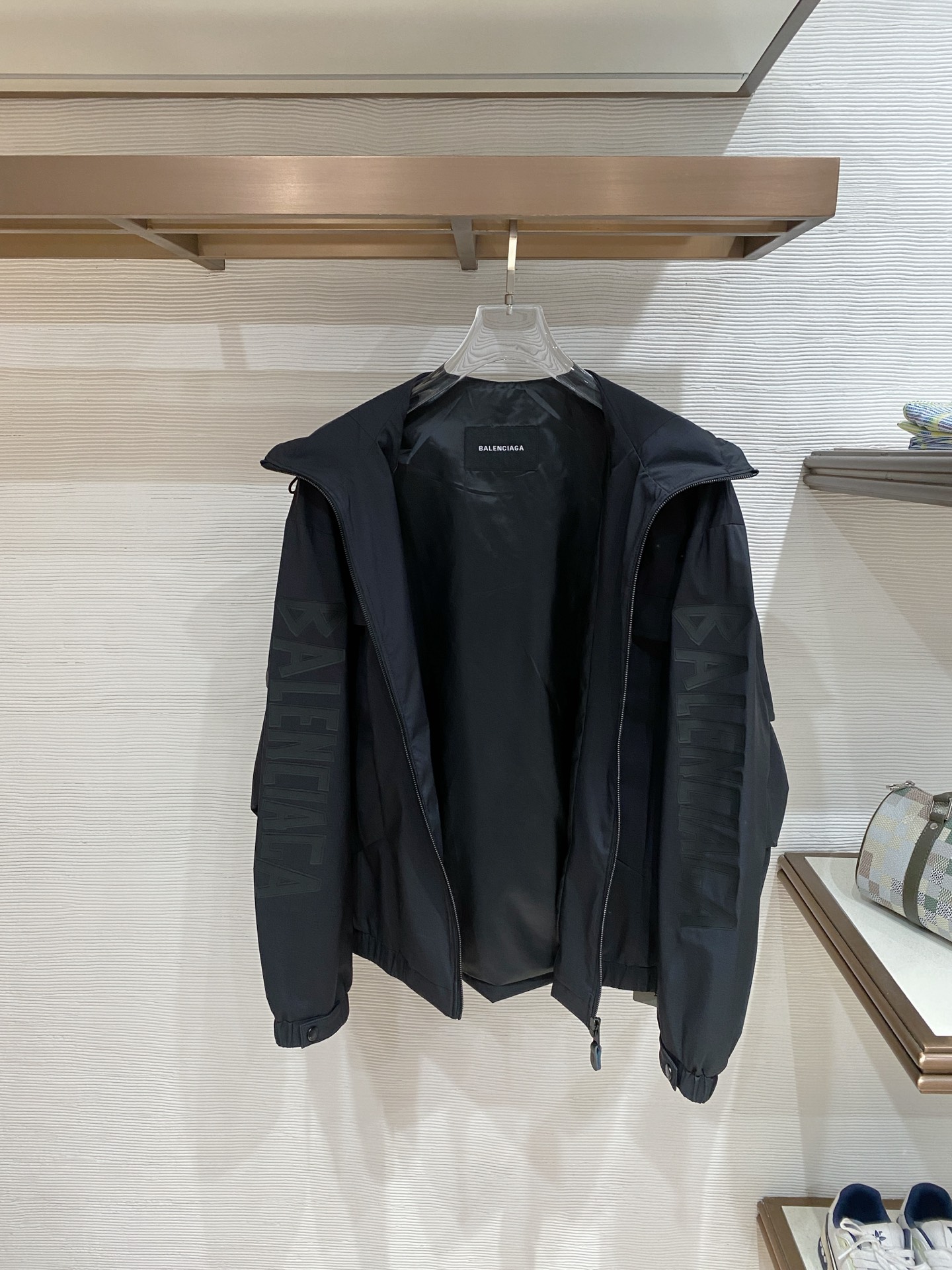 Balenciaga 巴黎世家 2026ss春季新款连帽夹克外套全高端版本！高定专柜面料辅料，透气舒适度