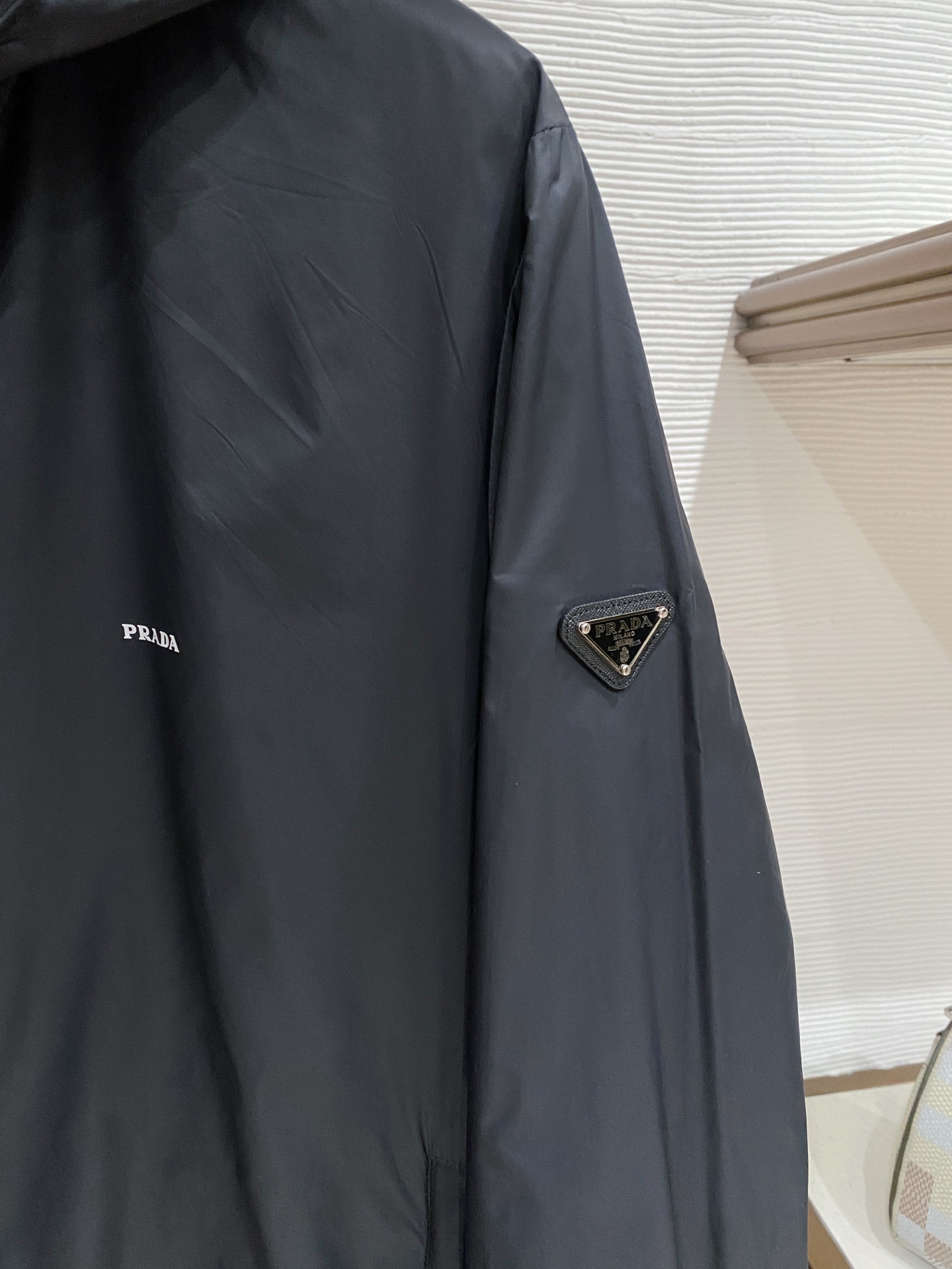 Prada 普拉达 2026ss春季新款连帽夹克外套全高端版本！高定专柜面料辅料，透气舒适度高，细节无可