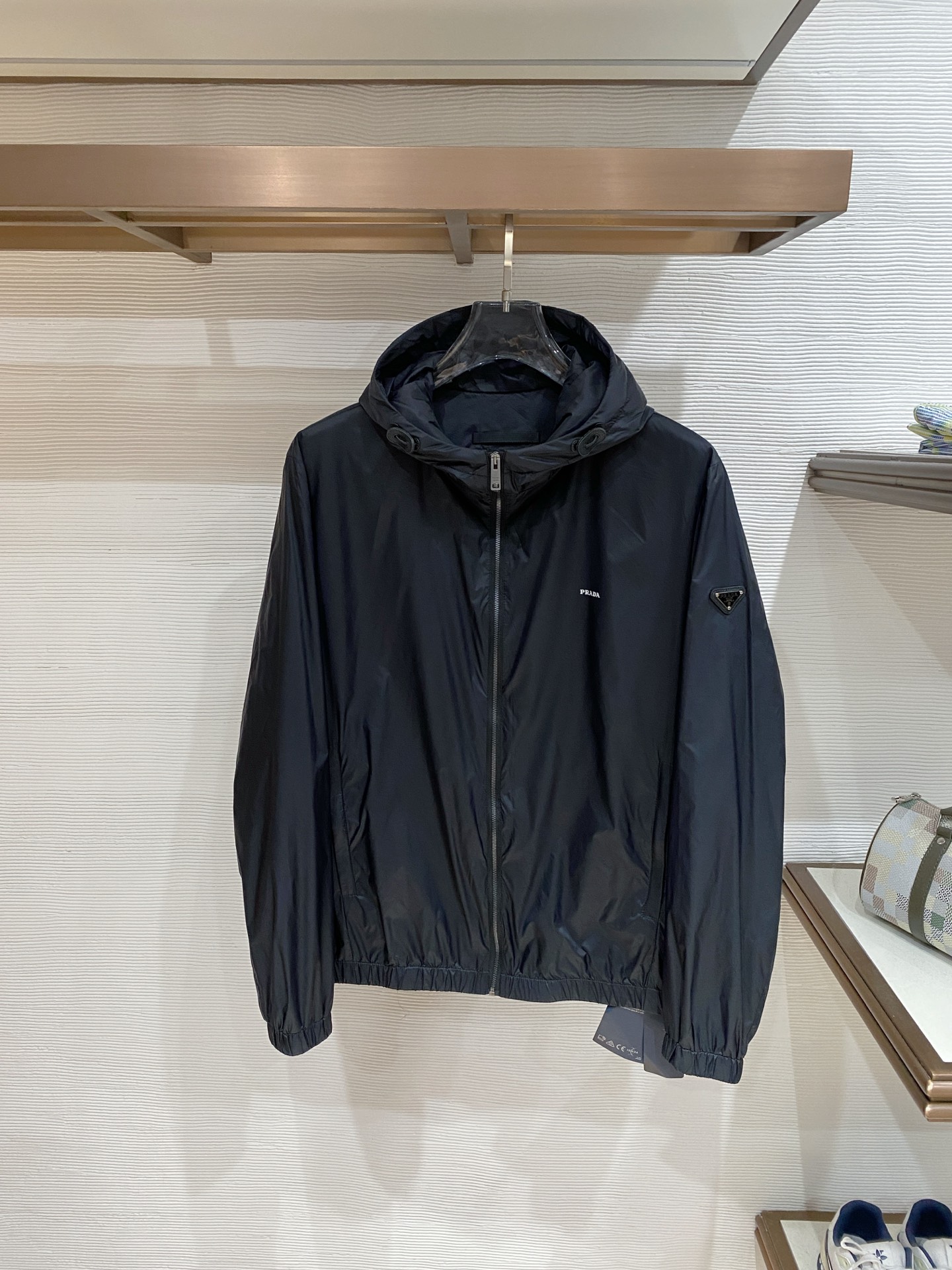 Prada 普拉达 2026ss春季新款连帽夹克外套全高端版本！高定专柜面料辅料，透气舒适度高，细节无可