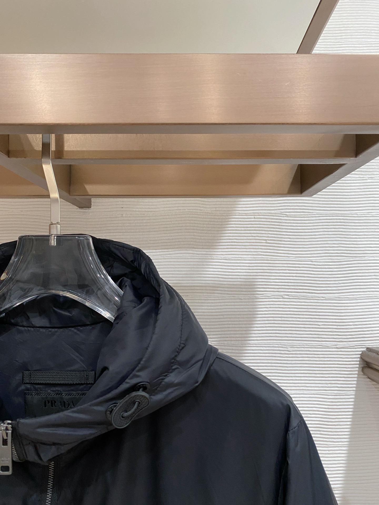 Prada 普拉达 2026ss春季新款连帽夹克外套全高端版本！高定专柜面料辅料，透气舒适度高，细节无可