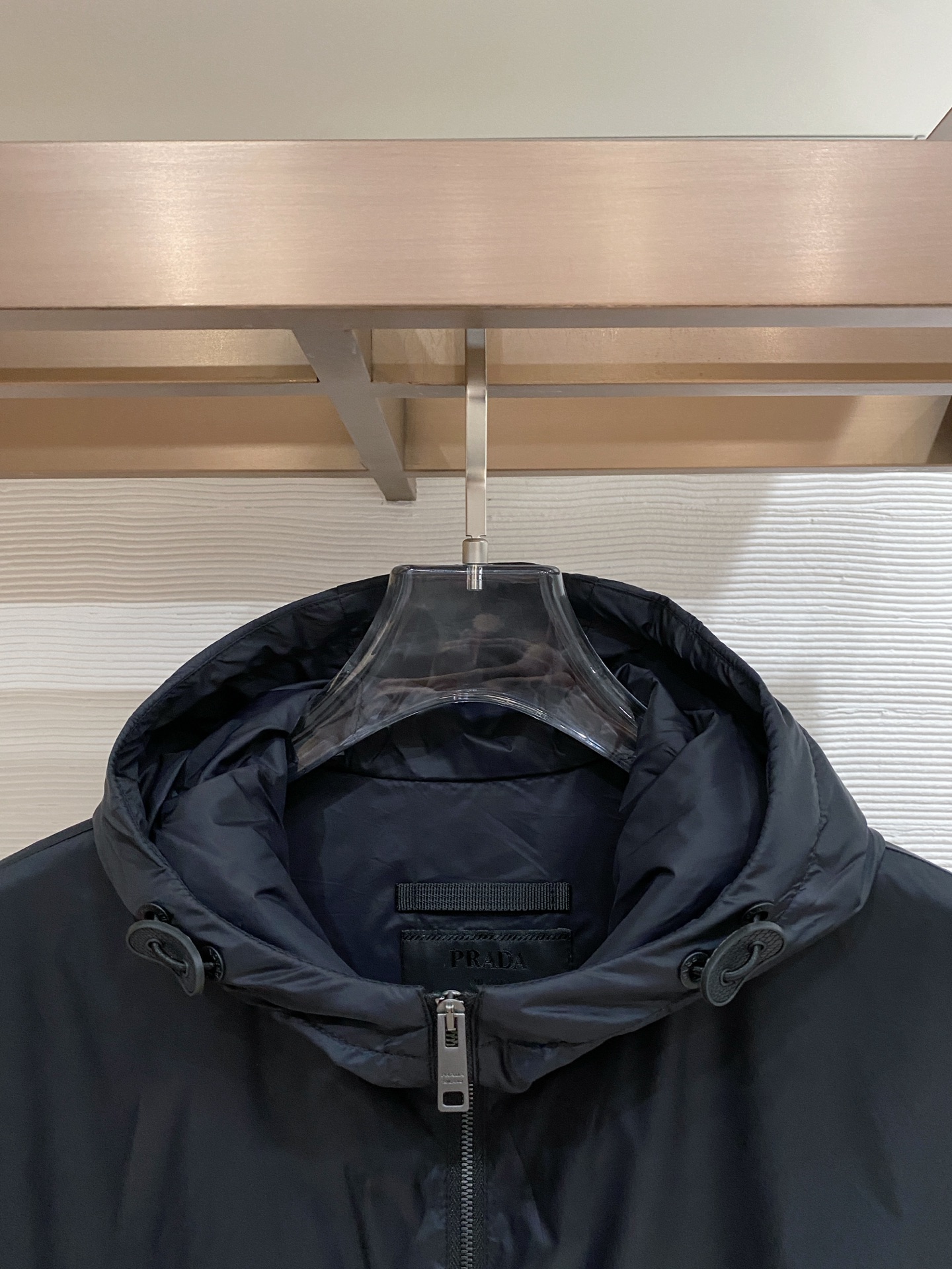 Prada 普拉达 2026ss春季新款连帽夹克外套全高端版本！高定专柜面料辅料，透气舒适度高，细节无可