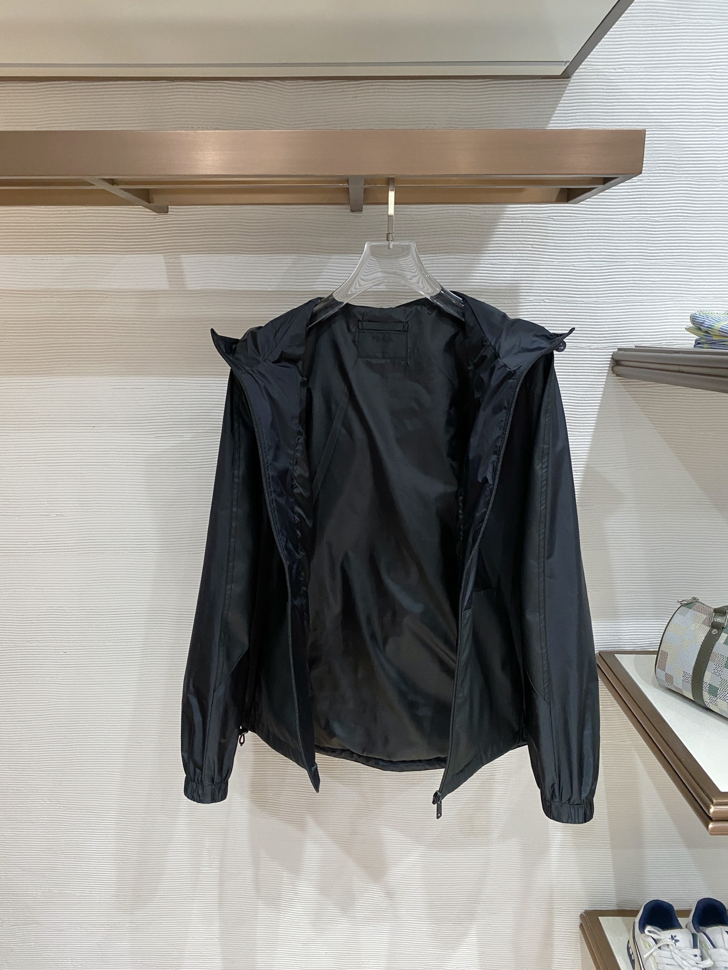 Prada 普拉达 2026ss春季新款连帽夹克外套全高端版本！高定专柜面料辅料，透气舒适度高，细节无可