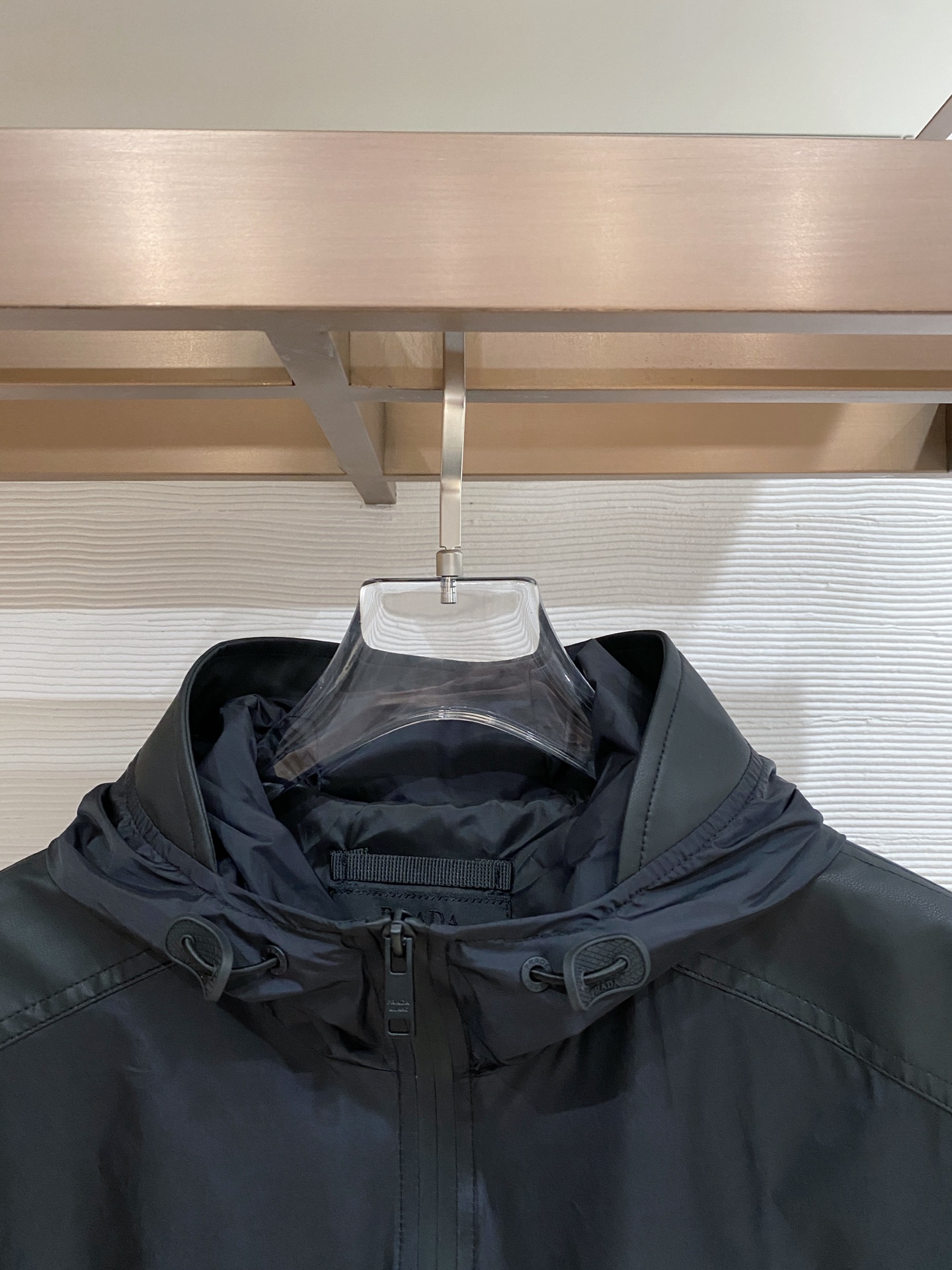 Prada 普拉达 2026ss春季新款连帽夹克外套全高端版本！高定专柜面料辅料，透气舒适度高，细节无可