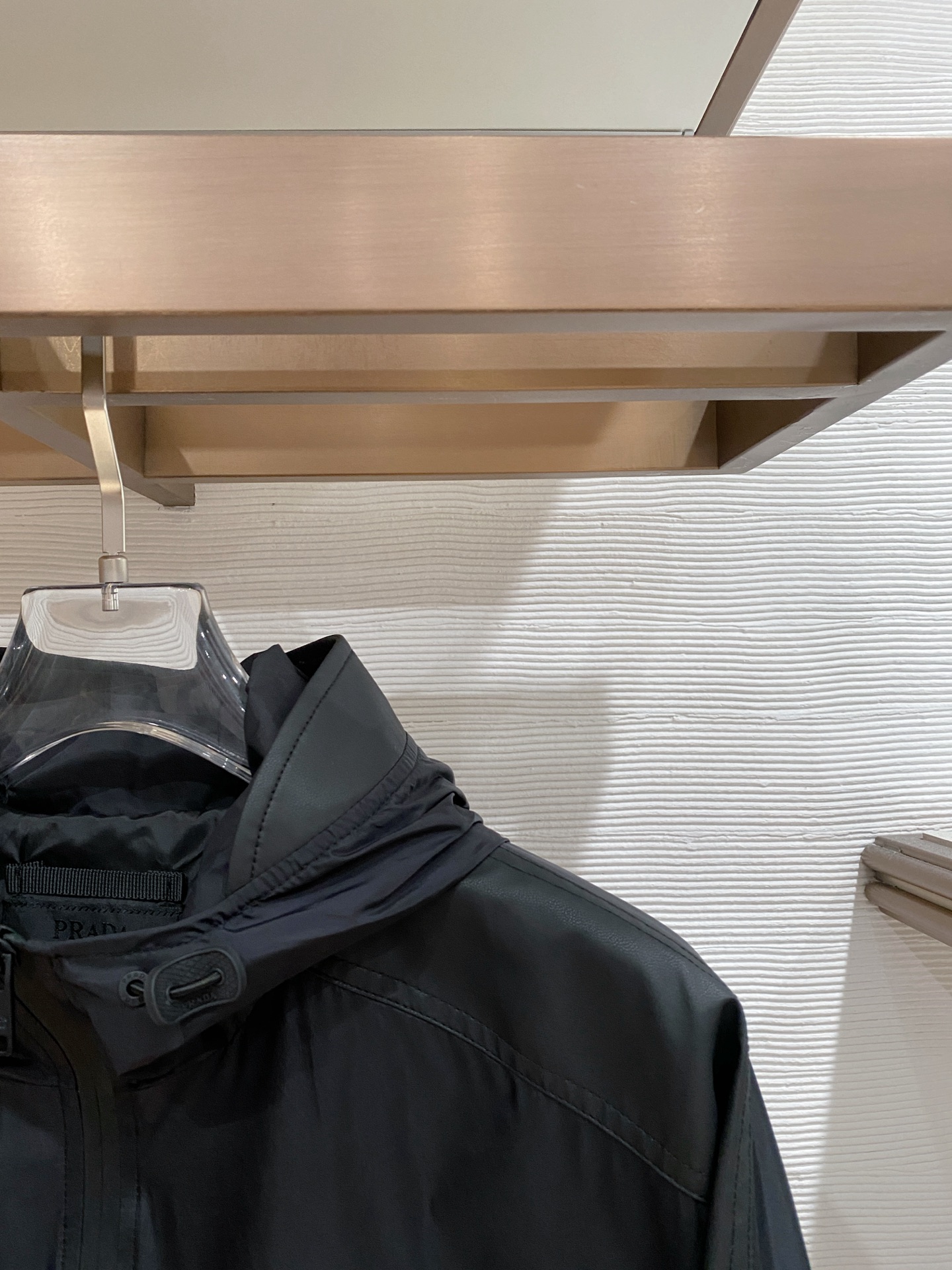 Prada 普拉达 2026ss春季新款连帽夹克外套全高端版本！高定专柜面料辅料，透气舒适度高，细节无可