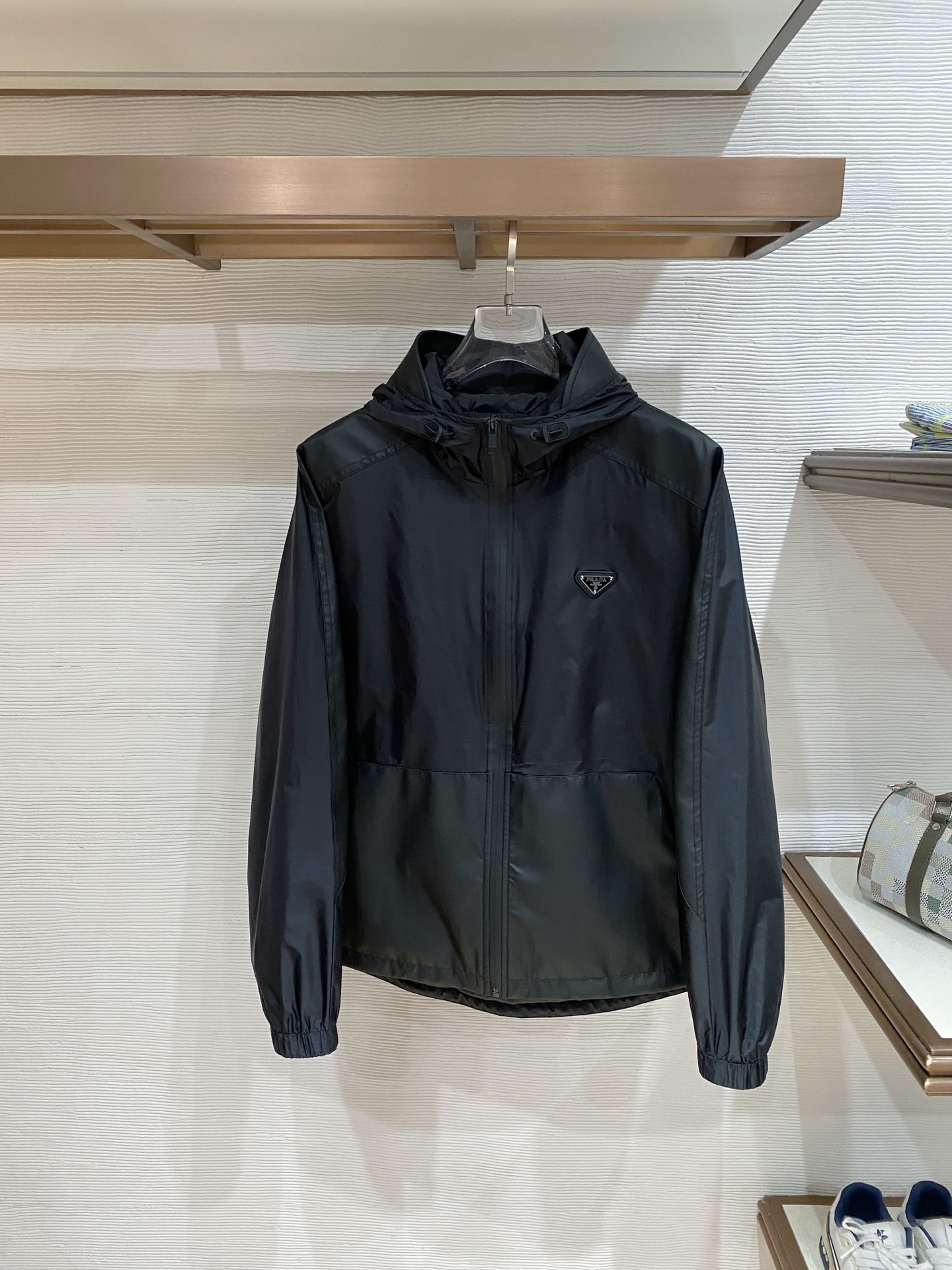 Prada 普拉达 2026ss春季新款连帽夹克外套全高端版本！高定专柜面料辅料，透气舒适度高，细节无可