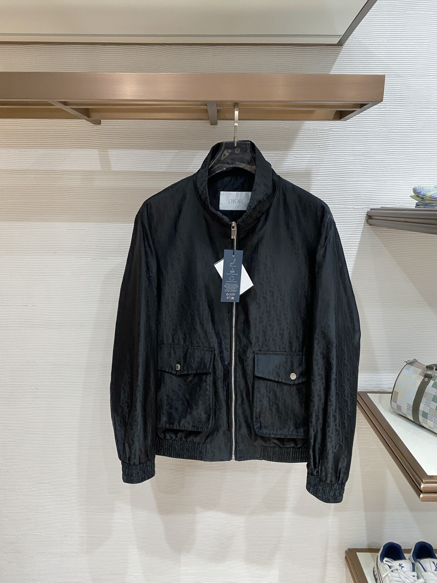 NO:758129,Dior Dior 2026ss spring new stand collar jacket full high-end version!  Haute couture counter fabric accessories, high breathability and comfort, impeccable details, exquisite workmanship and complex craftsmanship, casual tailoring, awesome upper body shape, color black blue, size M-4XL,, dior, dior, jackets & coats, jackets & coats,19860909Dior 迪奥 2026ss春季新款立领夹克外套 全高端版本！高定专柜面料辅料,透气舒适度高,细节无可挑剔,做工考究工艺复杂,呈现休闲裁剪,上身版型超赞 颜色黑色 蓝色 码数M-4XL,,dior,dior,jackets & coats,jackets & coats,,Men's clothing