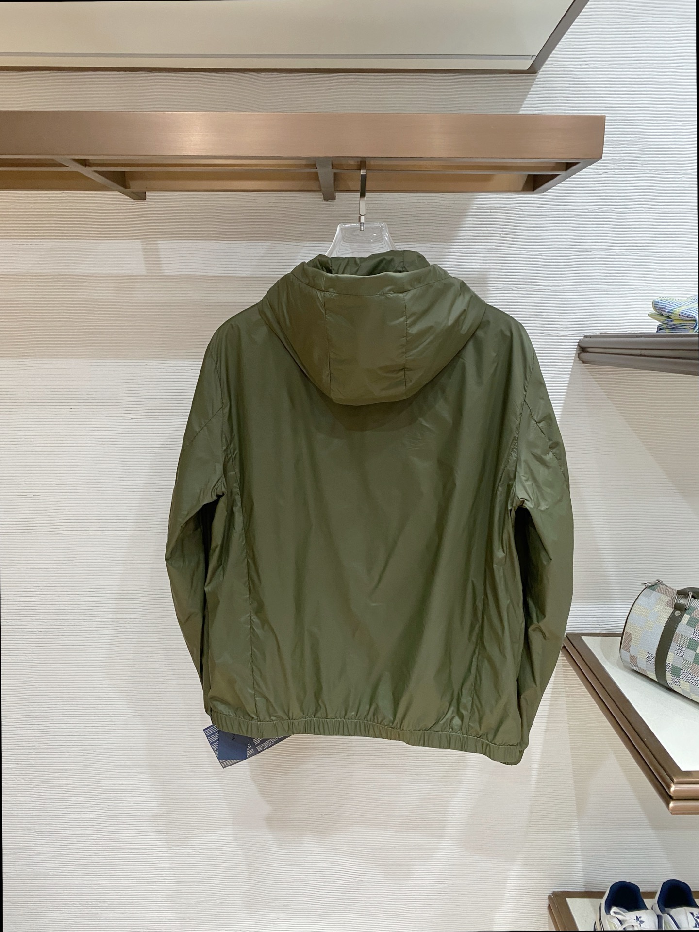 Prada 普拉达 2026ss春季新款连帽夹克外套全高端版本！高定专柜面料辅料，透气舒适度高，细节无可