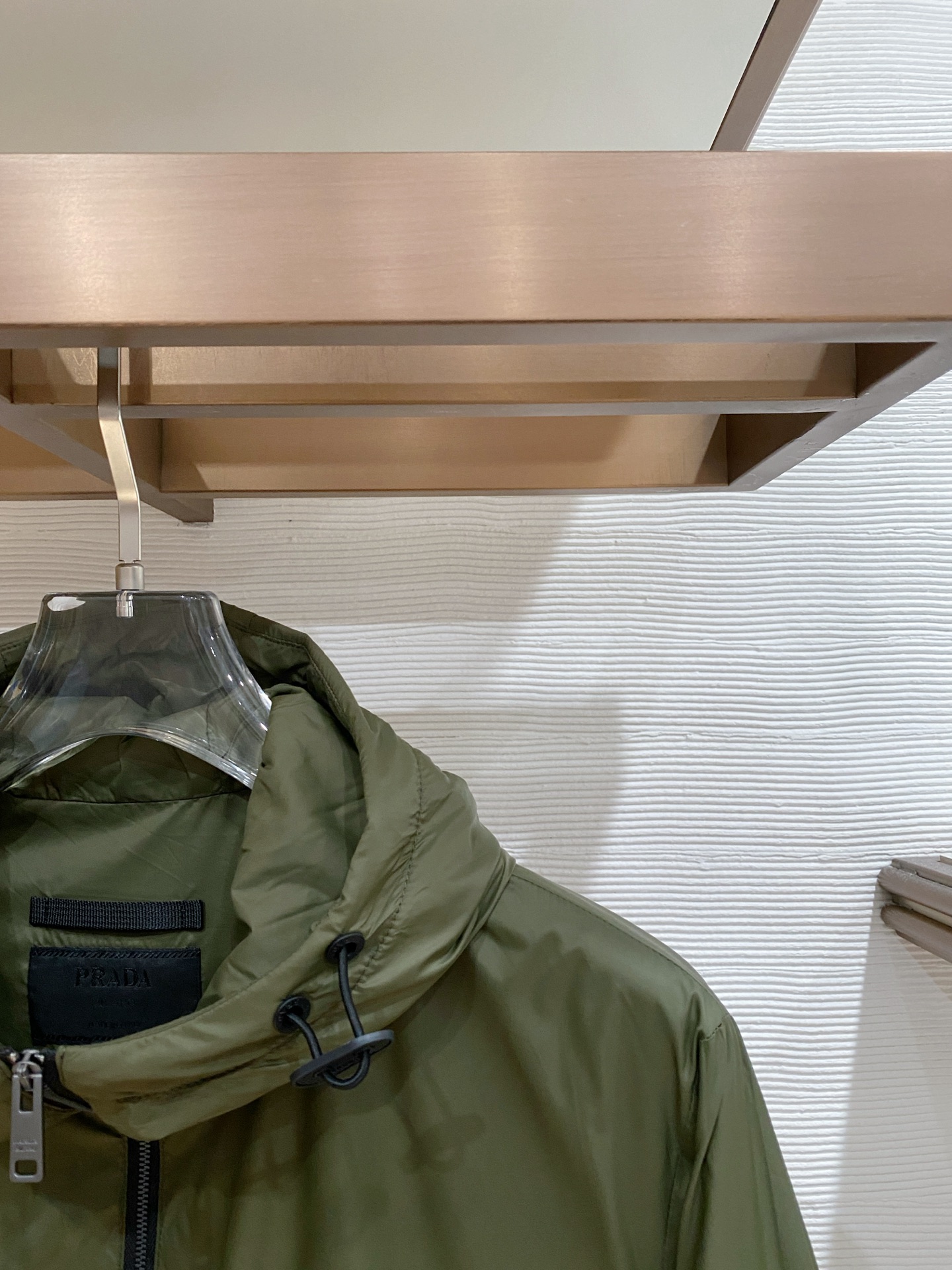 Prada 普拉达 2026ss春季新款连帽夹克外套全高端版本！高定专柜面料辅料，透气舒适度高，细节无可