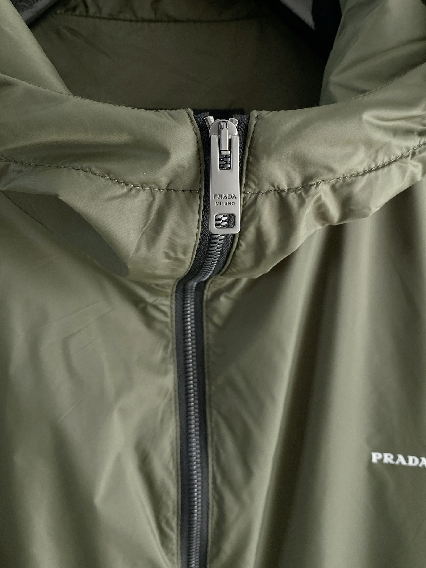 Prada 普拉达 2026ss春季新款连帽夹克外套全高端版本！高定专柜面料辅料，透气舒适度高，细节无可
