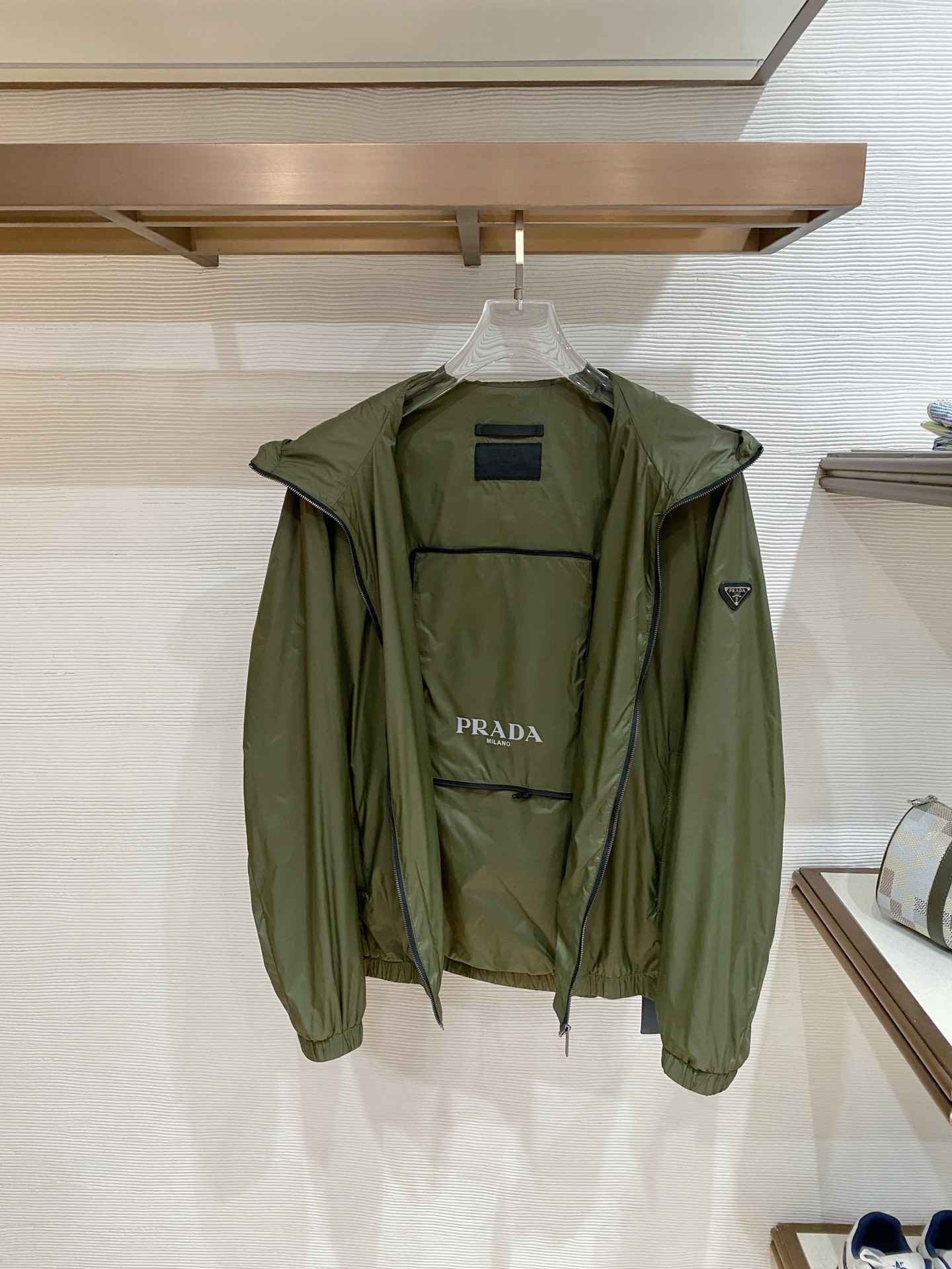 Prada 普拉达 2026ss春季新款连帽夹克外套全高端版本！高定专柜面料辅料，透气舒适度高，细节无可