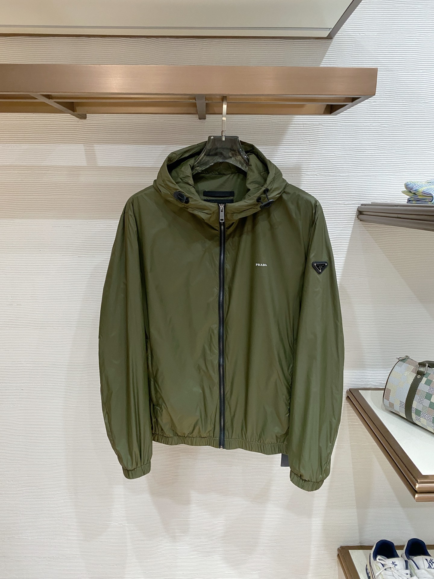 Prada 普拉达 2026ss春季新款连帽夹克外套全高端版本！高定专柜面料辅料，透气舒适度高，细节无可