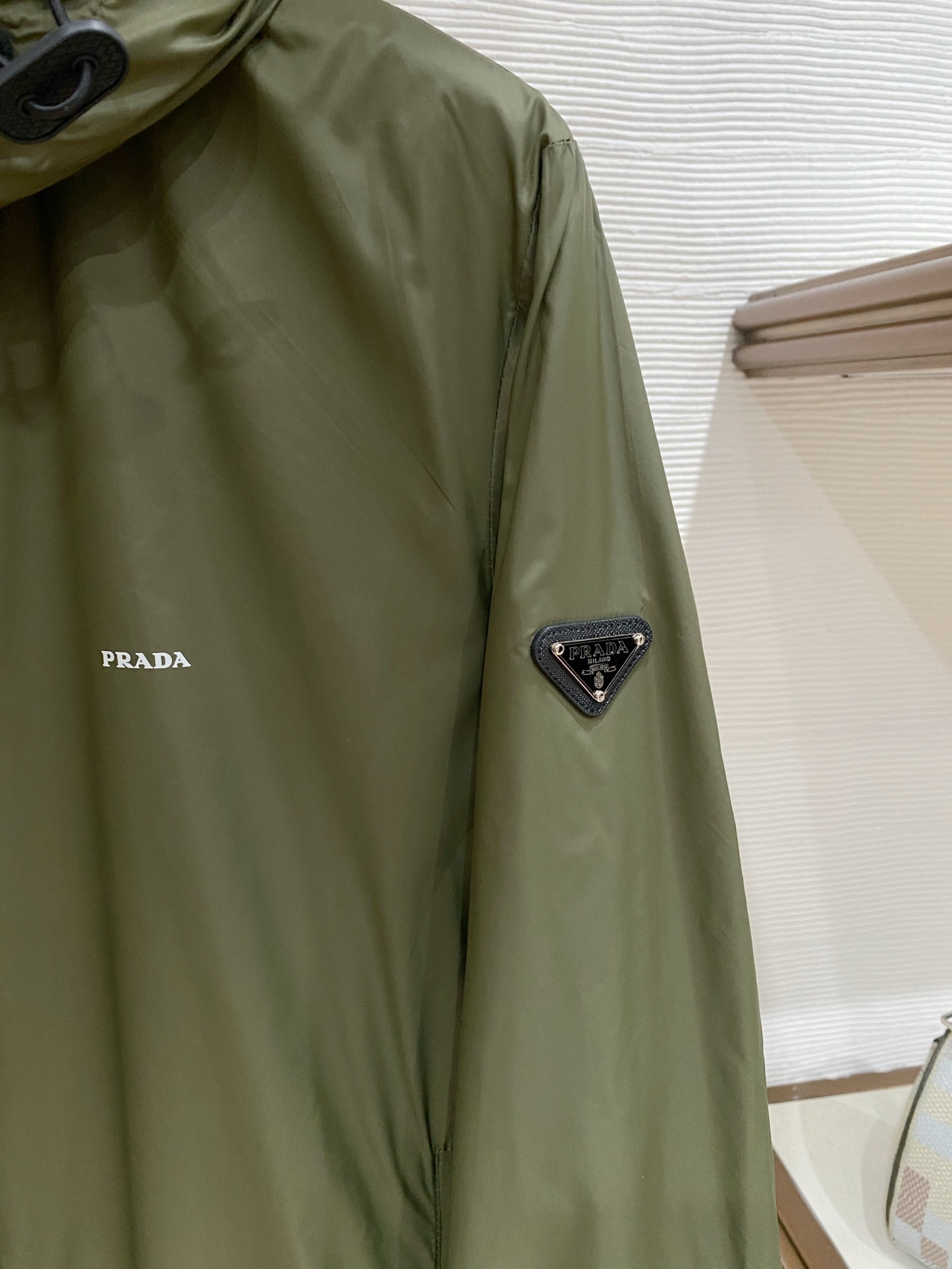 Prada 普拉达 2026ss春季新款连帽夹克外套全高端版本！高定专柜面料辅料，透气舒适度高，细节无可