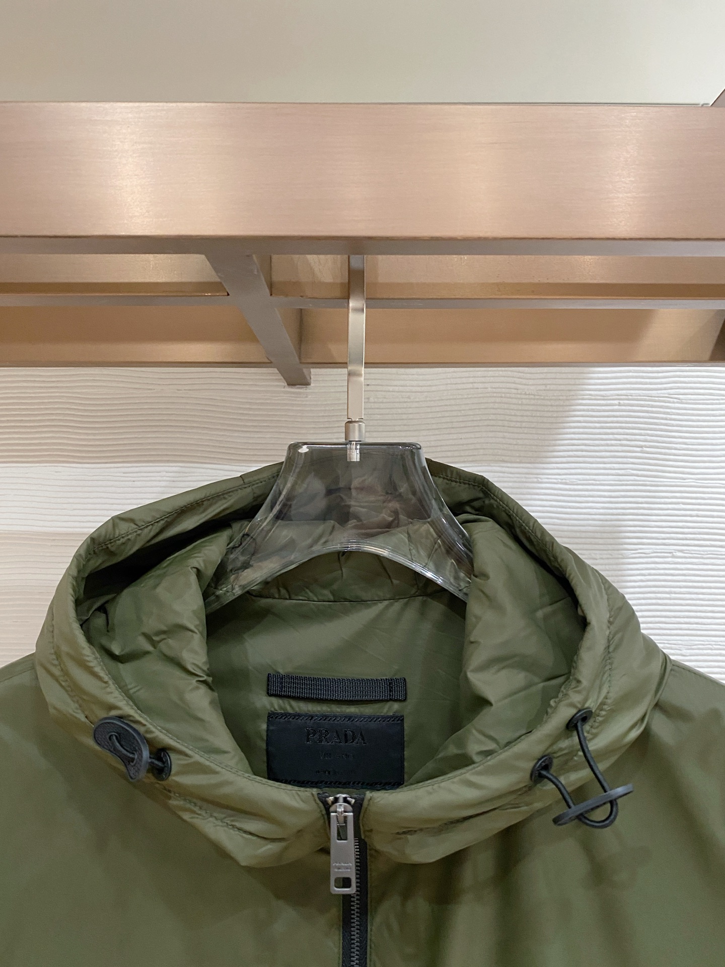 Prada 普拉达 2026ss春季新款连帽夹克外套全高端版本！高定专柜面料辅料，透气舒适度高，细节无可