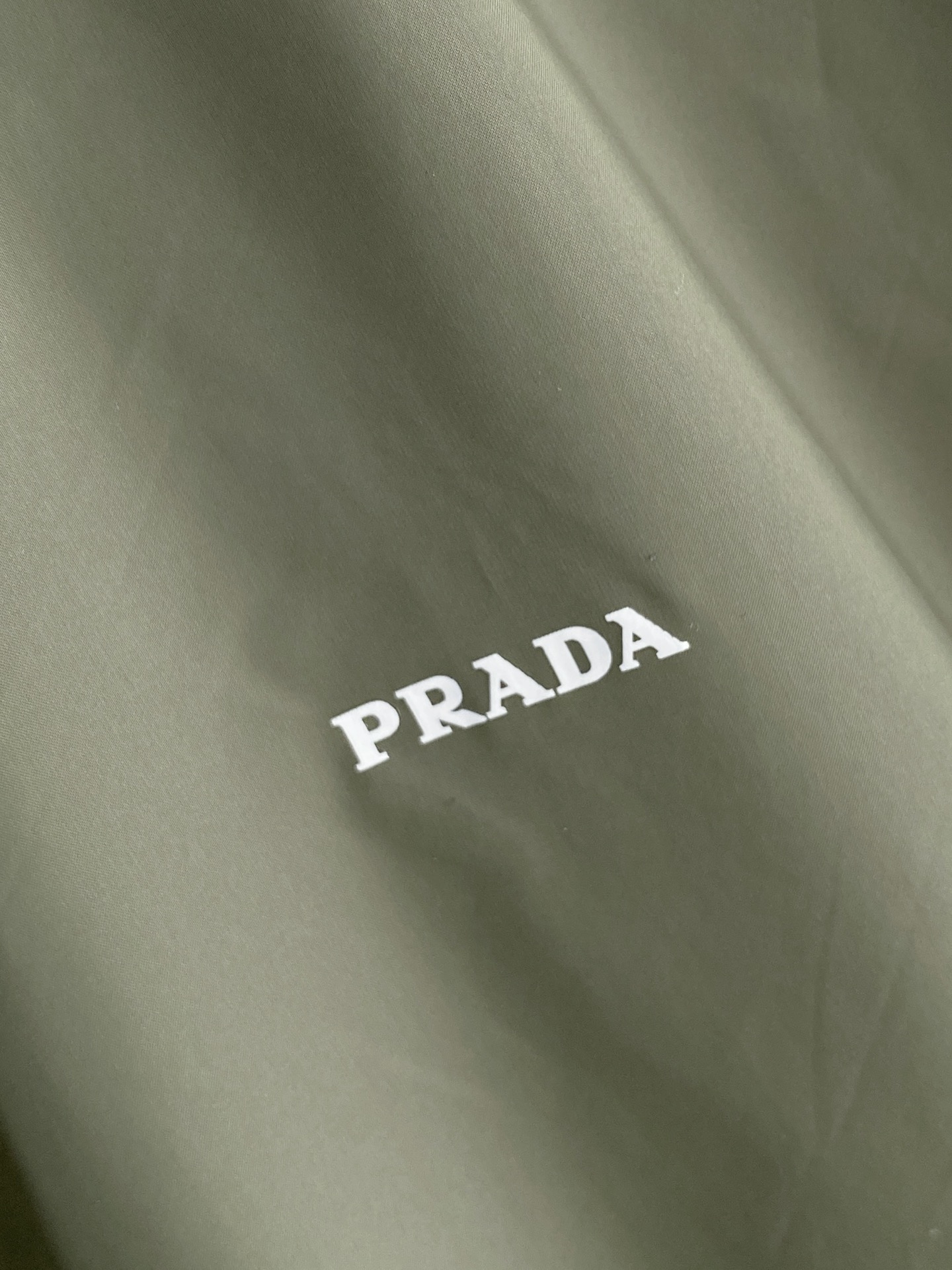 Prada 普拉达 2026ss春季新款连帽夹克外套全高端版本！高定专柜面料辅料，透气舒适度高，细节无可