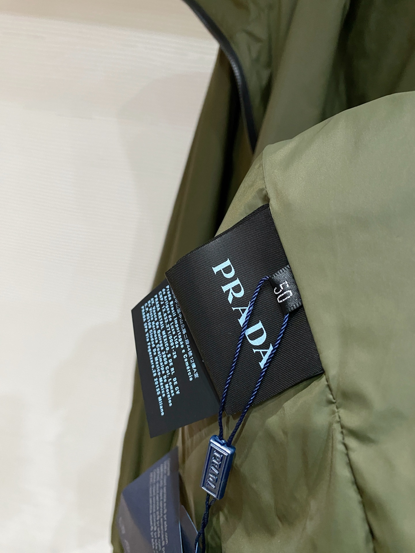 Prada 普拉达 2026ss春季新款连帽夹克外套全高端版本！高定专柜面料辅料，透气舒适度高，细节无可