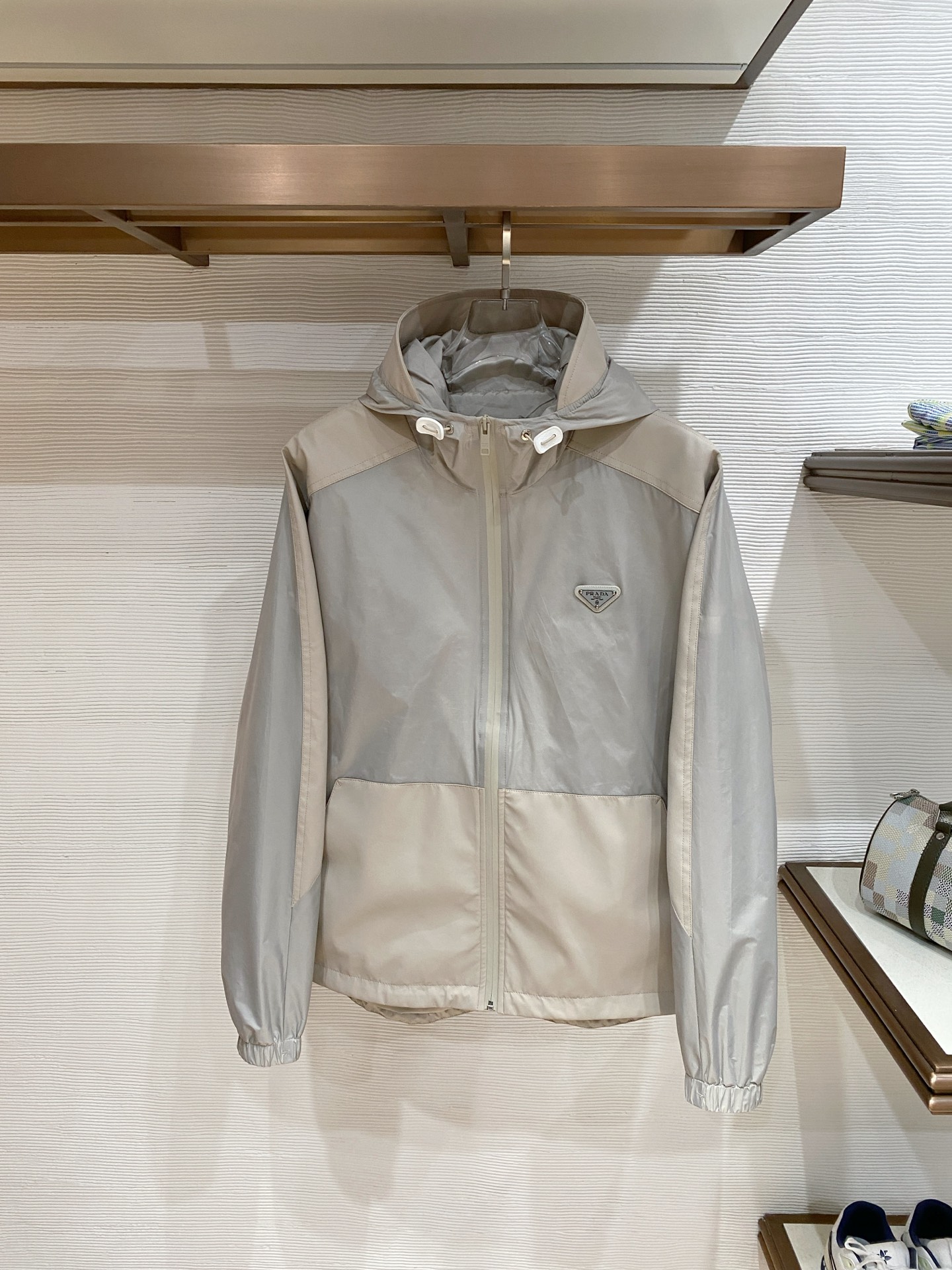 Prada 普拉达 2026ss春季新款连帽夹克外套全高端版本！高定专柜面料辅料，透气舒适度高，细节无可