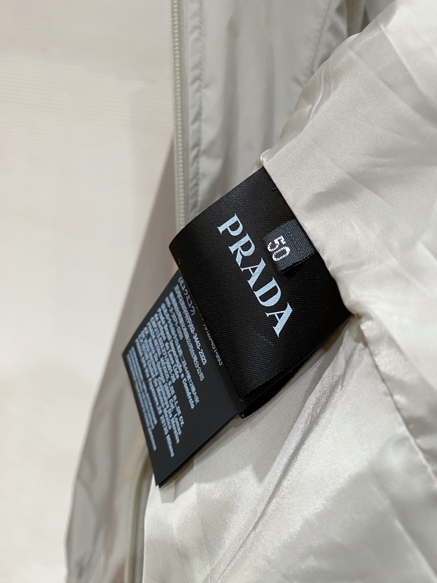 Prada 普拉达 2026ss春季新款连帽夹克外套全高端版本！高定专柜面料辅料，透气舒适度高，细节无可