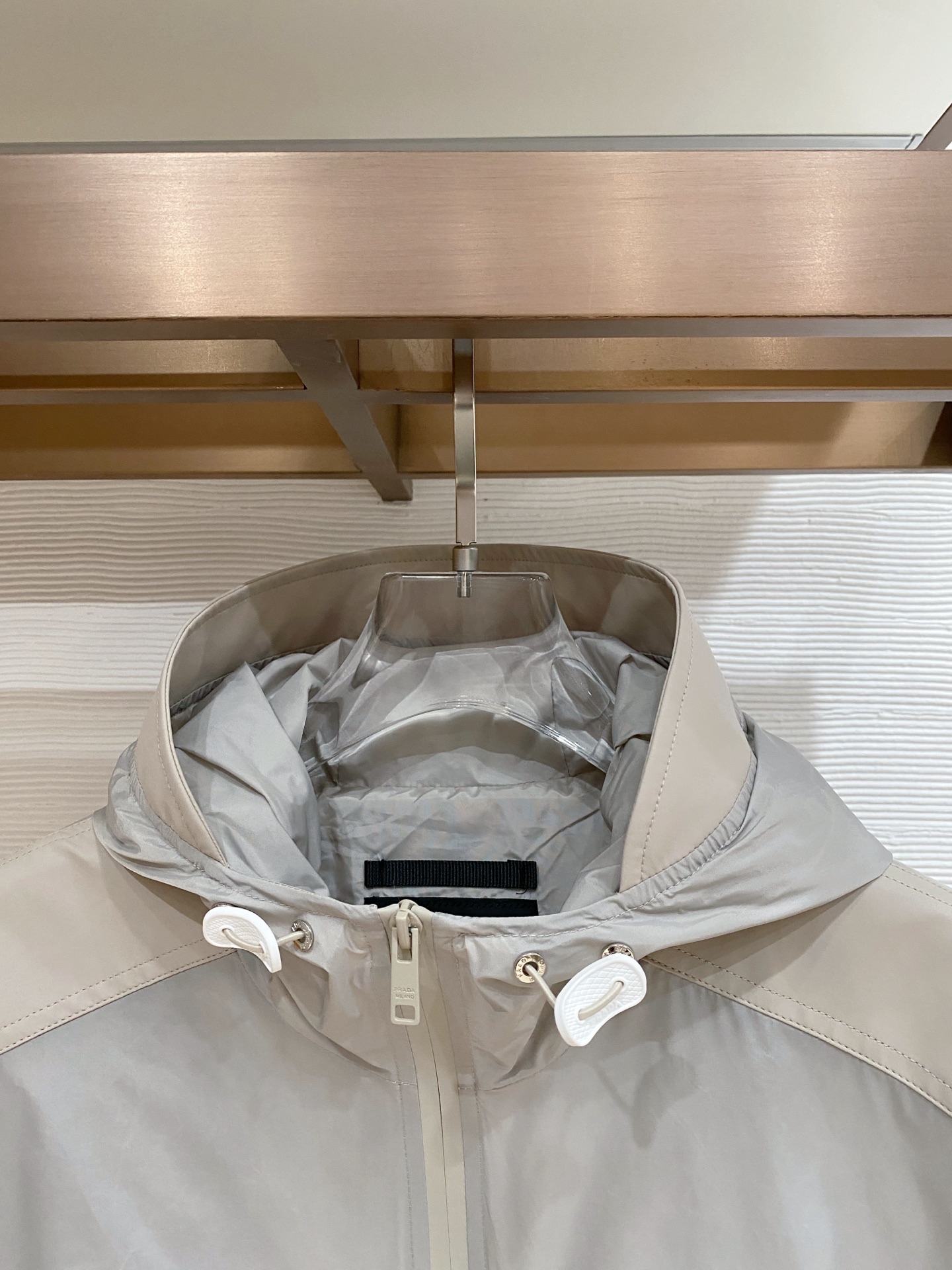 Prada 普拉达 2026ss春季新款连帽夹克外套全高端版本！高定专柜面料辅料，透气舒适度高，细节无可