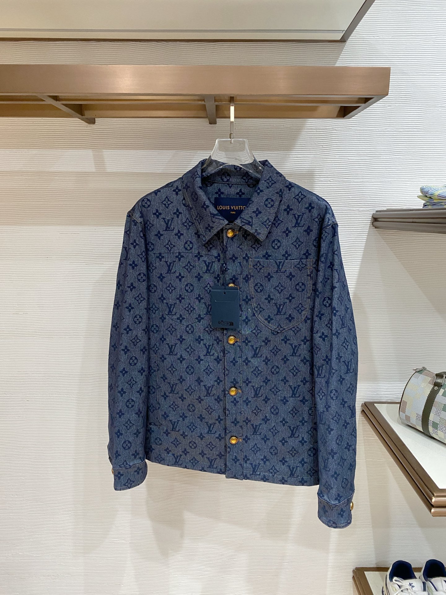 NO:758121,LV's big hit 2026ss spring new jacket, full high-end version!  Haute couture counter fabric accessories, high breathability and comfort, impeccable details, exquisite workmanship and complex craftsmanship, casual tailoring, awesome upper body shape, color blue, size M-4XL,, louis vuitton, jackets & coats, jackets & coats,19860909LV 大爆款 2026ss春季新款夹克外套 全高端版本！高定专柜面料辅料,透气舒适度高,细节无可挑剔,做工考究工艺复杂,呈现休闲裁剪,上身版型超赞 颜色蓝色 码数M-4XL,,louis vuitton,jackets & coats,jackets & coats,,Men's clothing