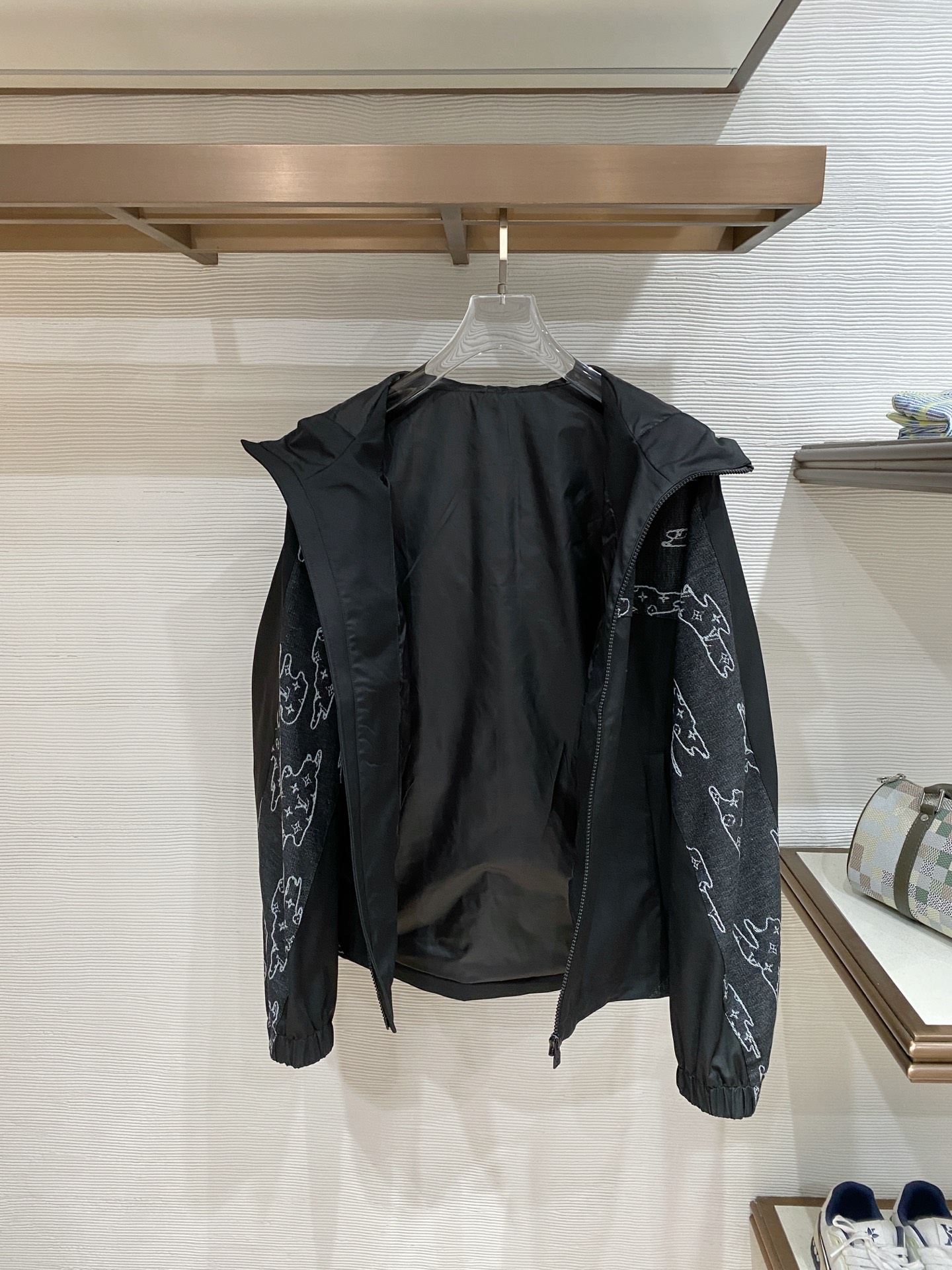 LV 2026ss春季新款夹克外套全高端版本！高定专柜面料辅料，透气舒适度高，细节无可挑剔，做工考究工艺