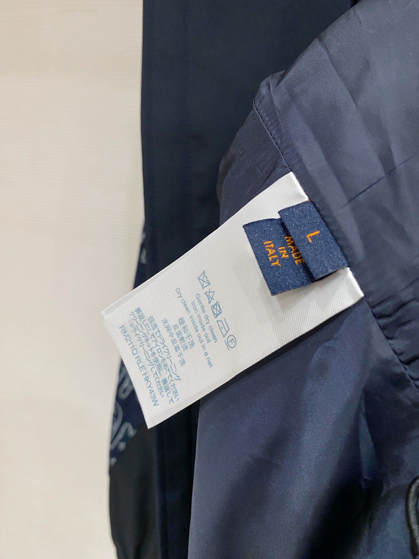 LV 2026ss春季新款夹克外套全高端版本！高定专柜面料辅料，透气舒适度高，细节无可挑剔，做工考究工艺