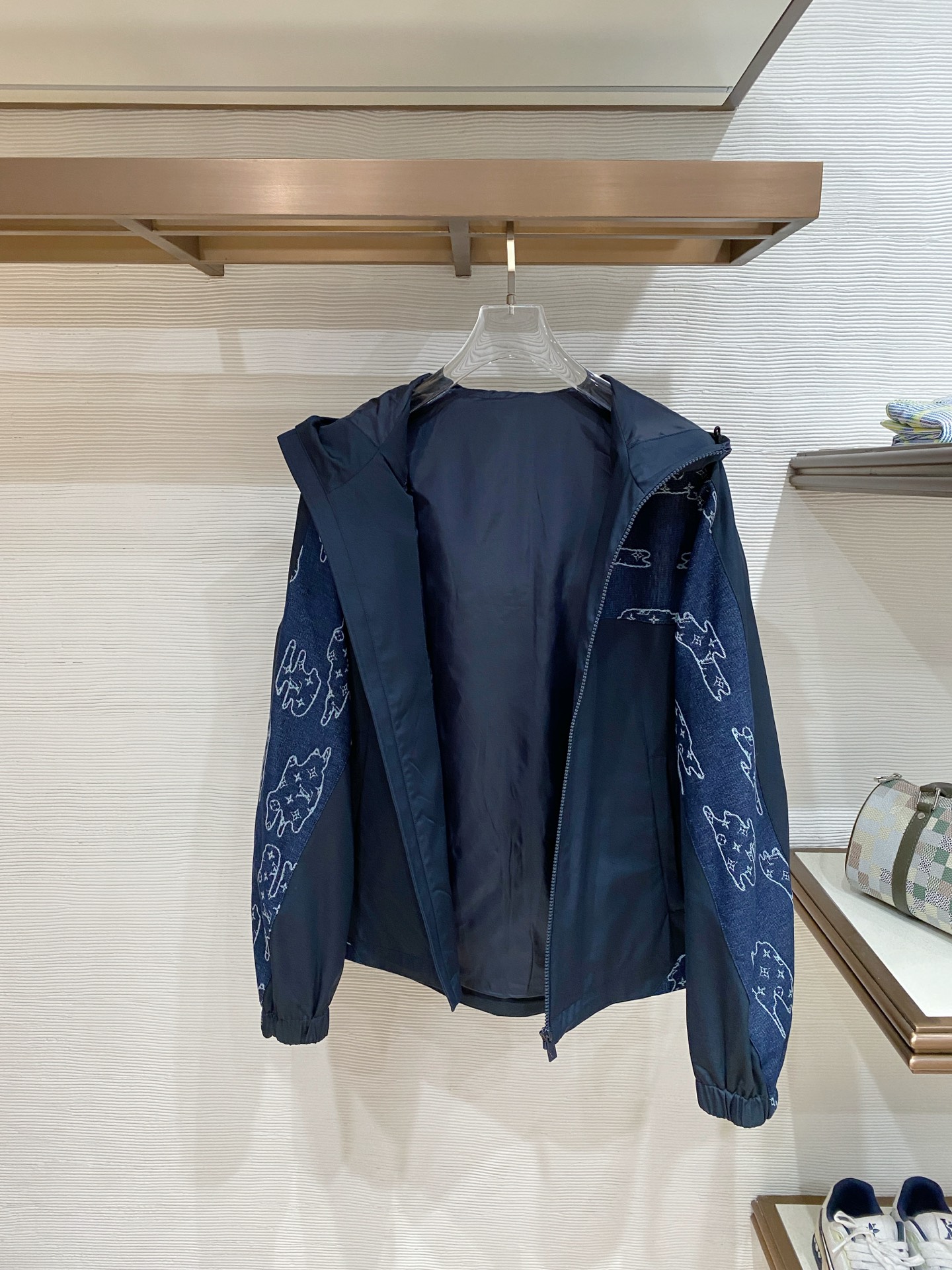 LV 2026ss春季新款夹克外套全高端版本！高定专柜面料辅料，透气舒适度高，细节无可挑剔，做工考究工艺