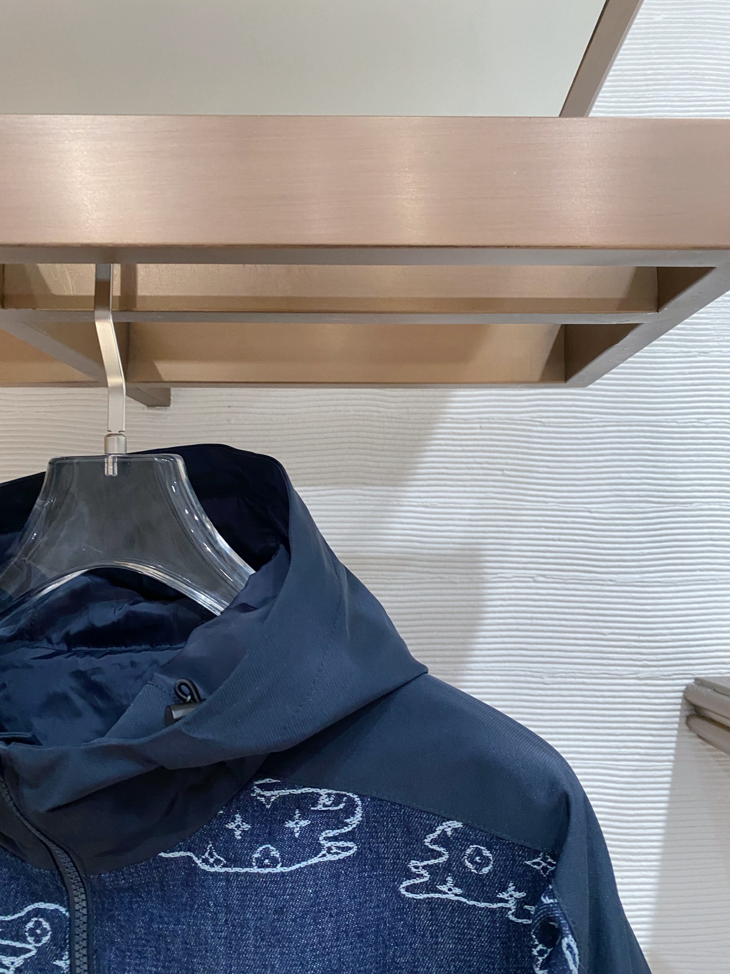 LV 2026ss春季新款夹克外套全高端版本！高定专柜面料辅料，透气舒适度高，细节无可挑剔，做工考究工艺