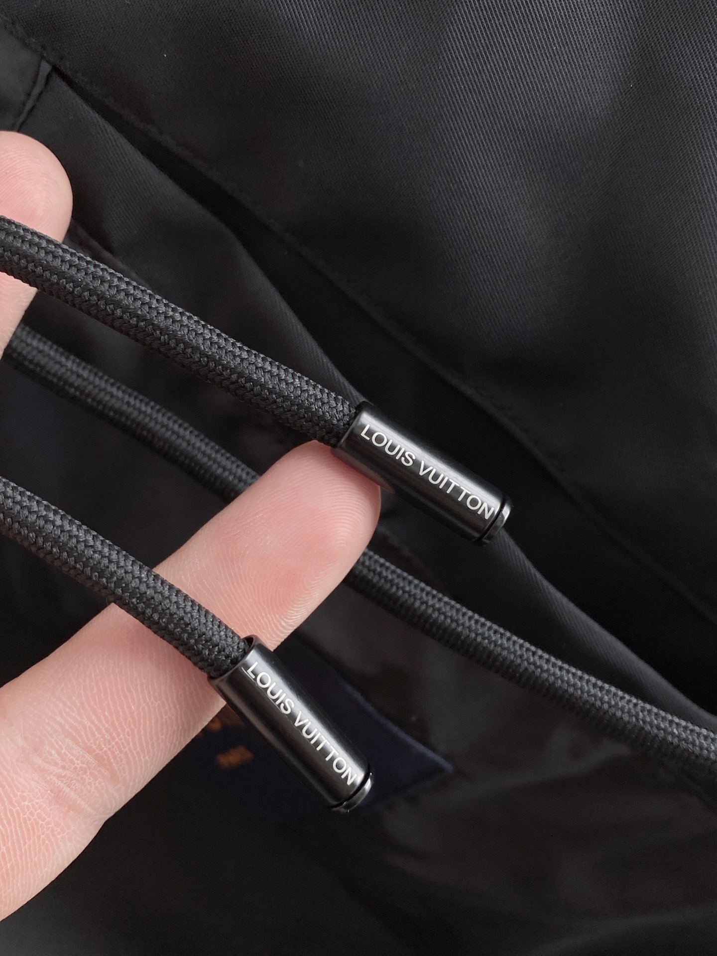 LV 2026ss春季新款夹克外套全高端版本！高定专柜面料辅料，透气舒适度高，细节无可挑剔，做工考究工艺